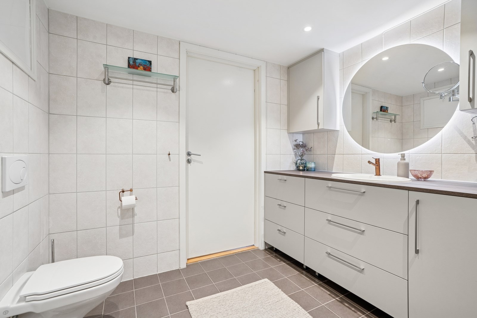 Baderommet er av god størrelse og har nedstøpte varmekabler i gulv Galleribilde