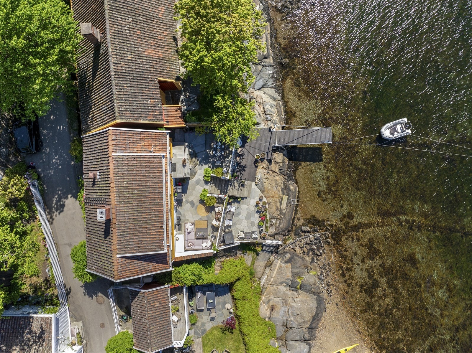 Dronefoto- eiendommen sett ovenifra. Galleribilde