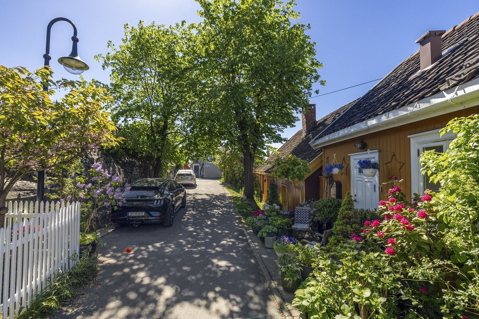 Parkering langs gaten etter områdets bestemmelser. Galleribilde