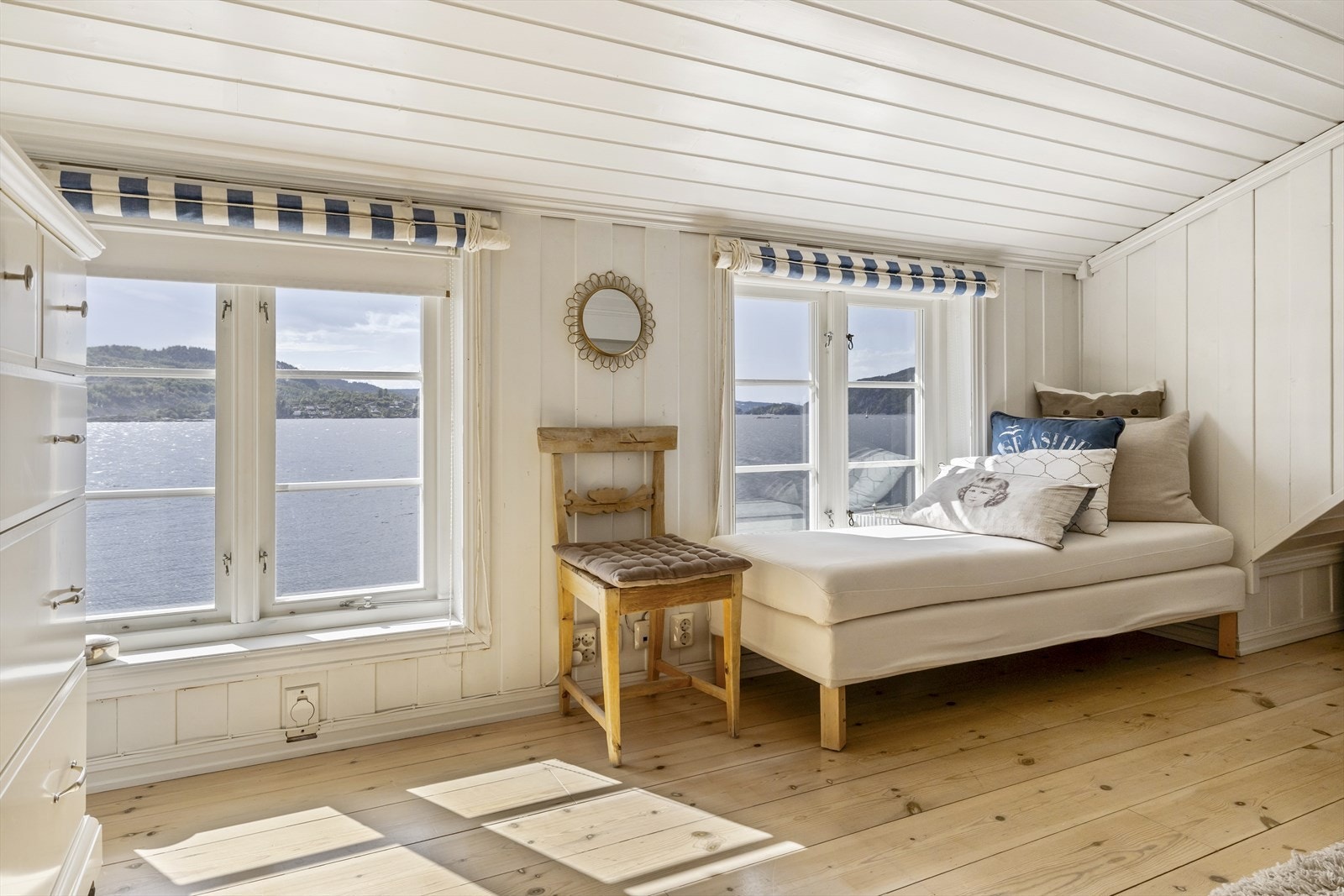 I andre etasje er det store vindusflater som slipper inn rikelig med naturlig dagslys. Galleribilde