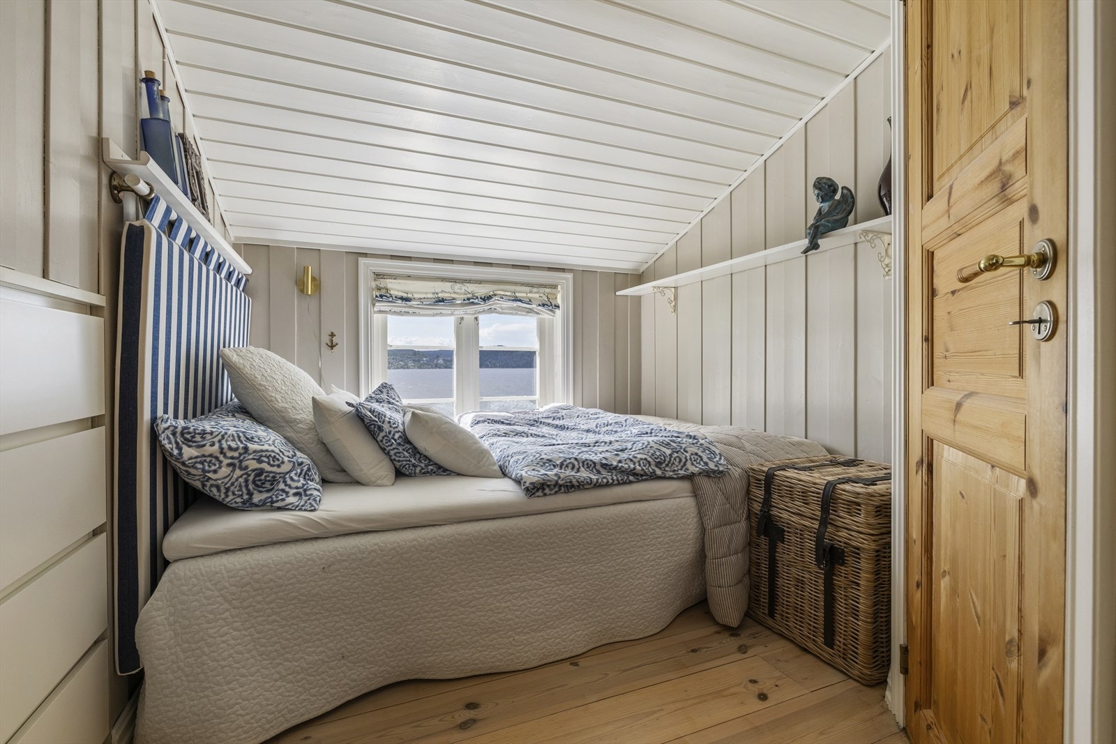 Soverommet har god plass til dobbelseng og tilhørende møbler etter ønske. Galleribilde