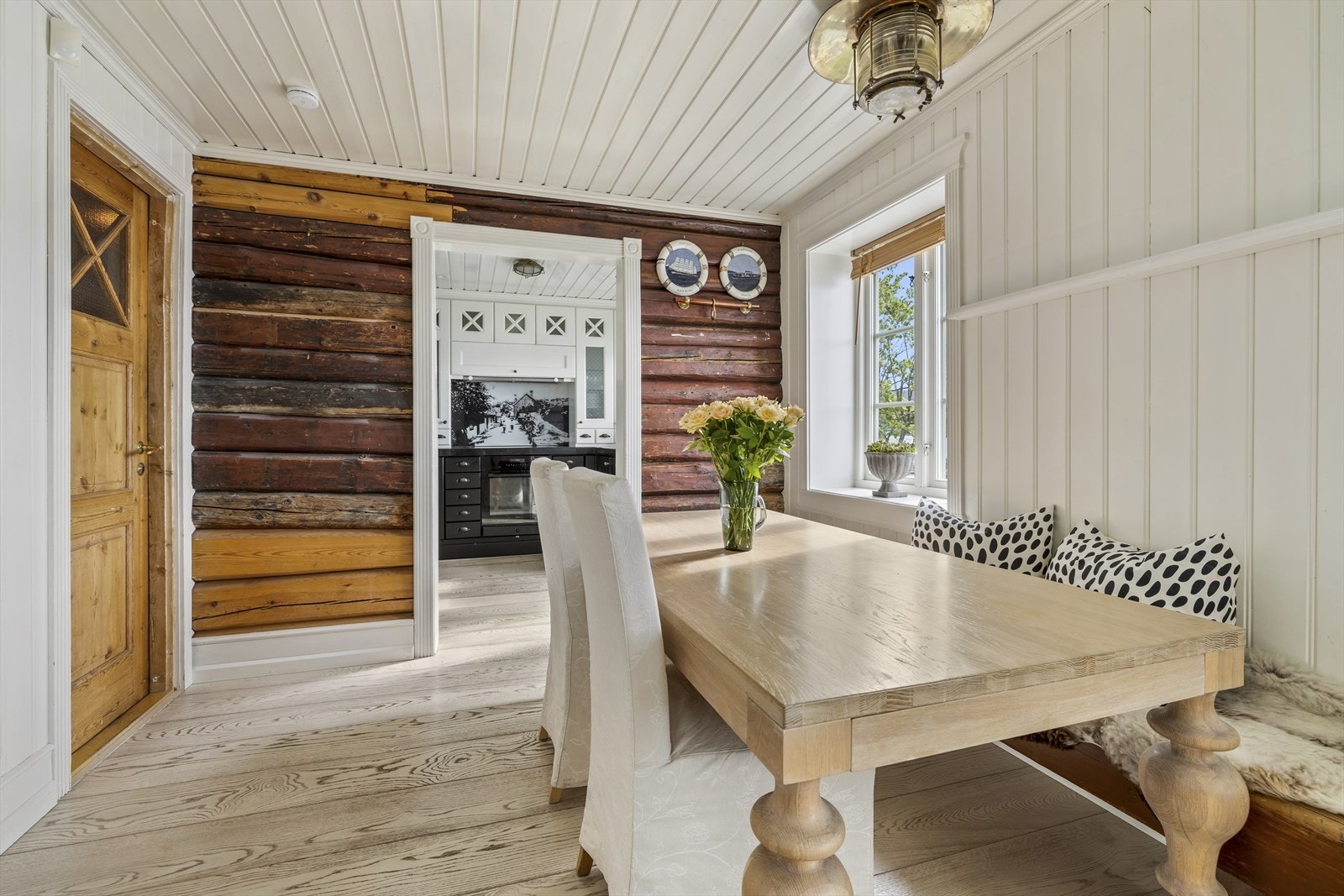 Innvendige dører i furu utførelse fra byggeåret. Galleribilde