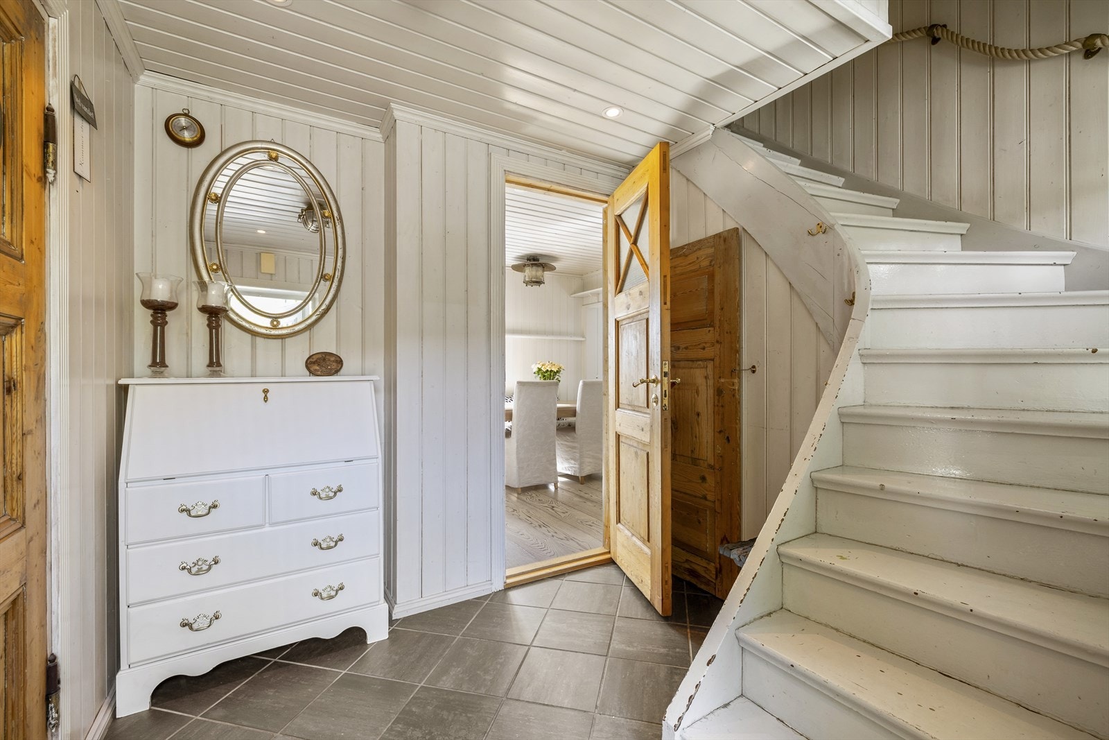 Innenfor døren er det praktiske fliser på gulvet med behagelig gulvvarme. Galleribilde