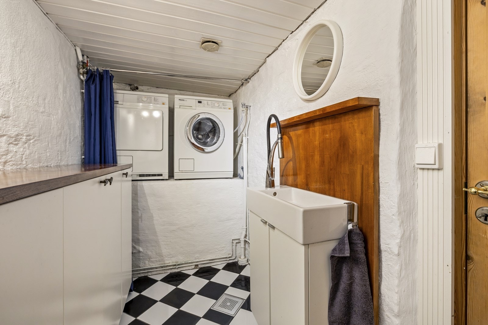 Vaskerom i underetasjen er av enklere standard. Galleribilde