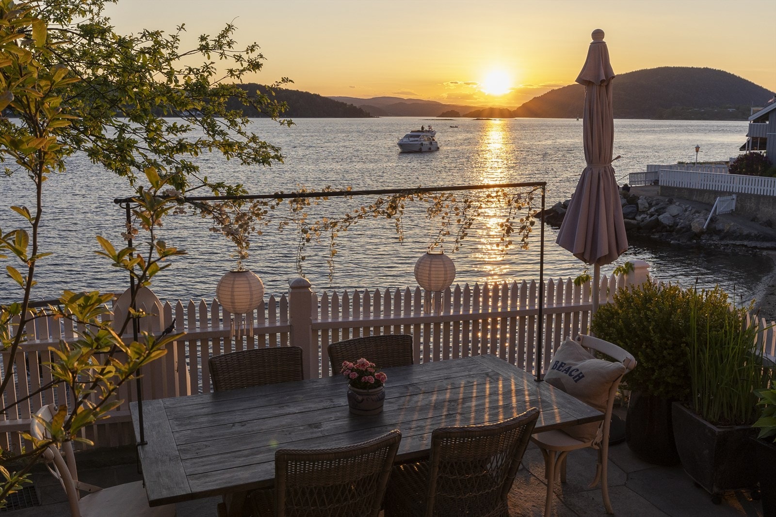 Nydelig solnedgang fra terrassen. Galleribilde