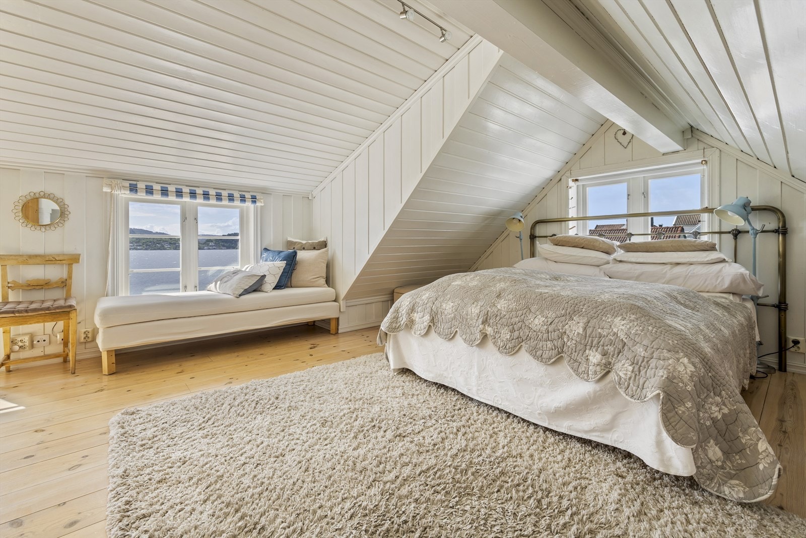 I 2 etasje finner du et soverom og et stort allrom - allrommet benyttes i dag som soverom. Galleribilde