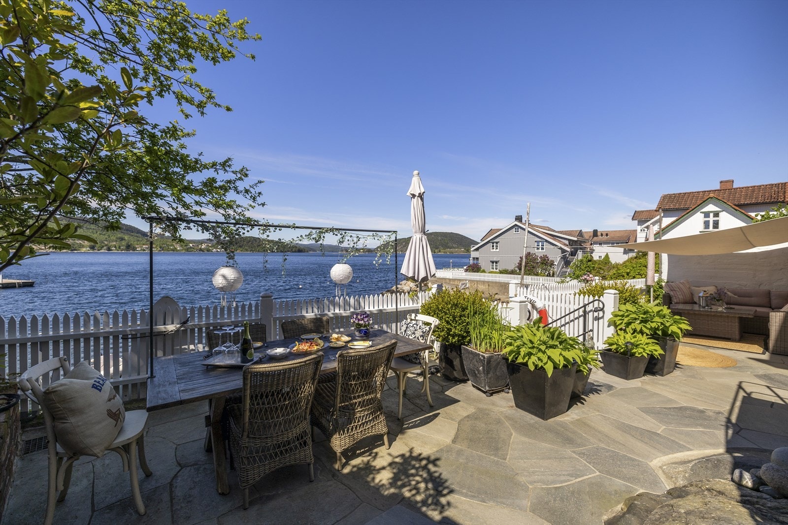 Terrassen er bygget i flere nivåer ned mot sjøen, noe som gir flere usjenerte uteplasser. Galleribilde
