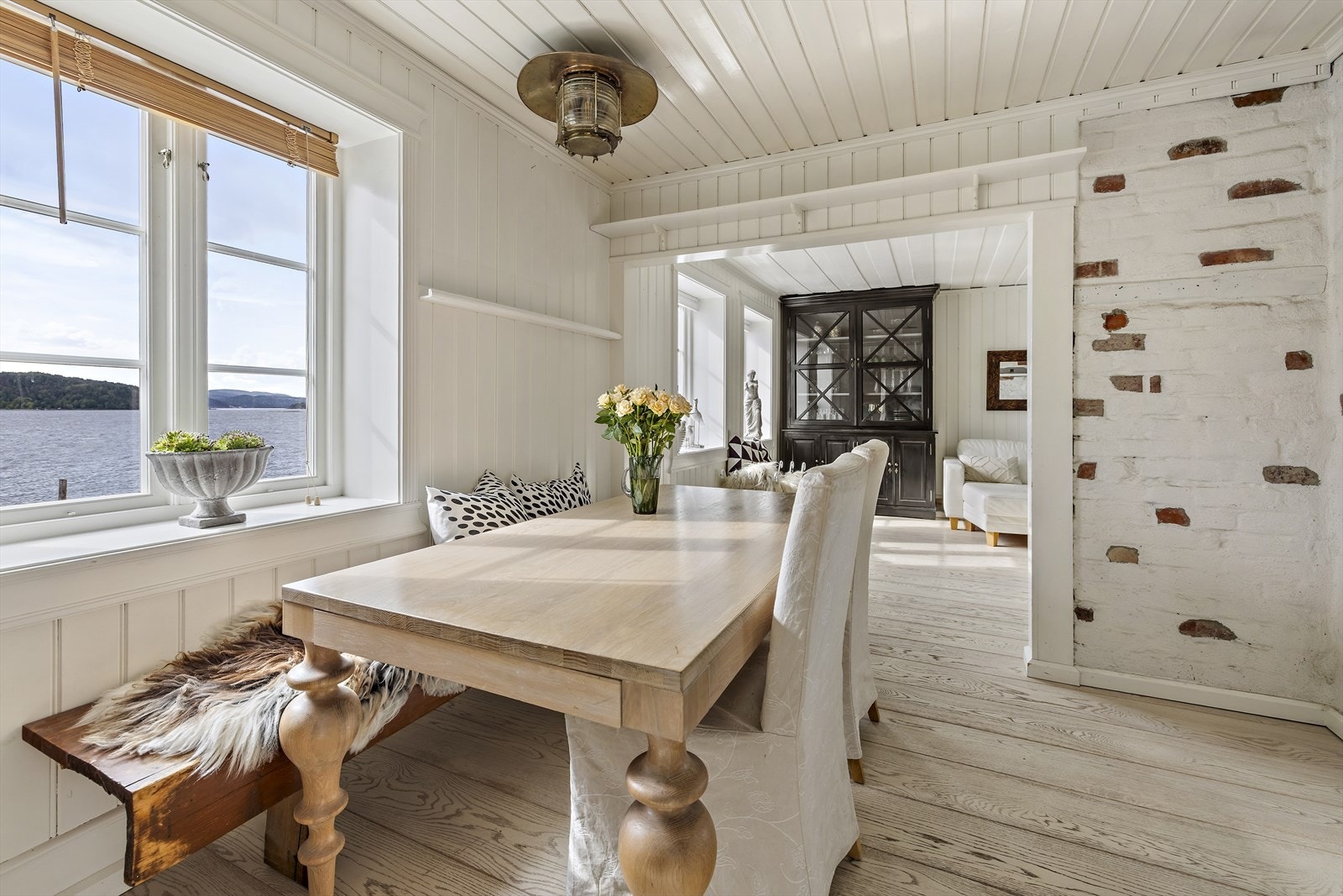 Stuen er enkel å møblere med egne soner for spisestue og salong. Galleribilde