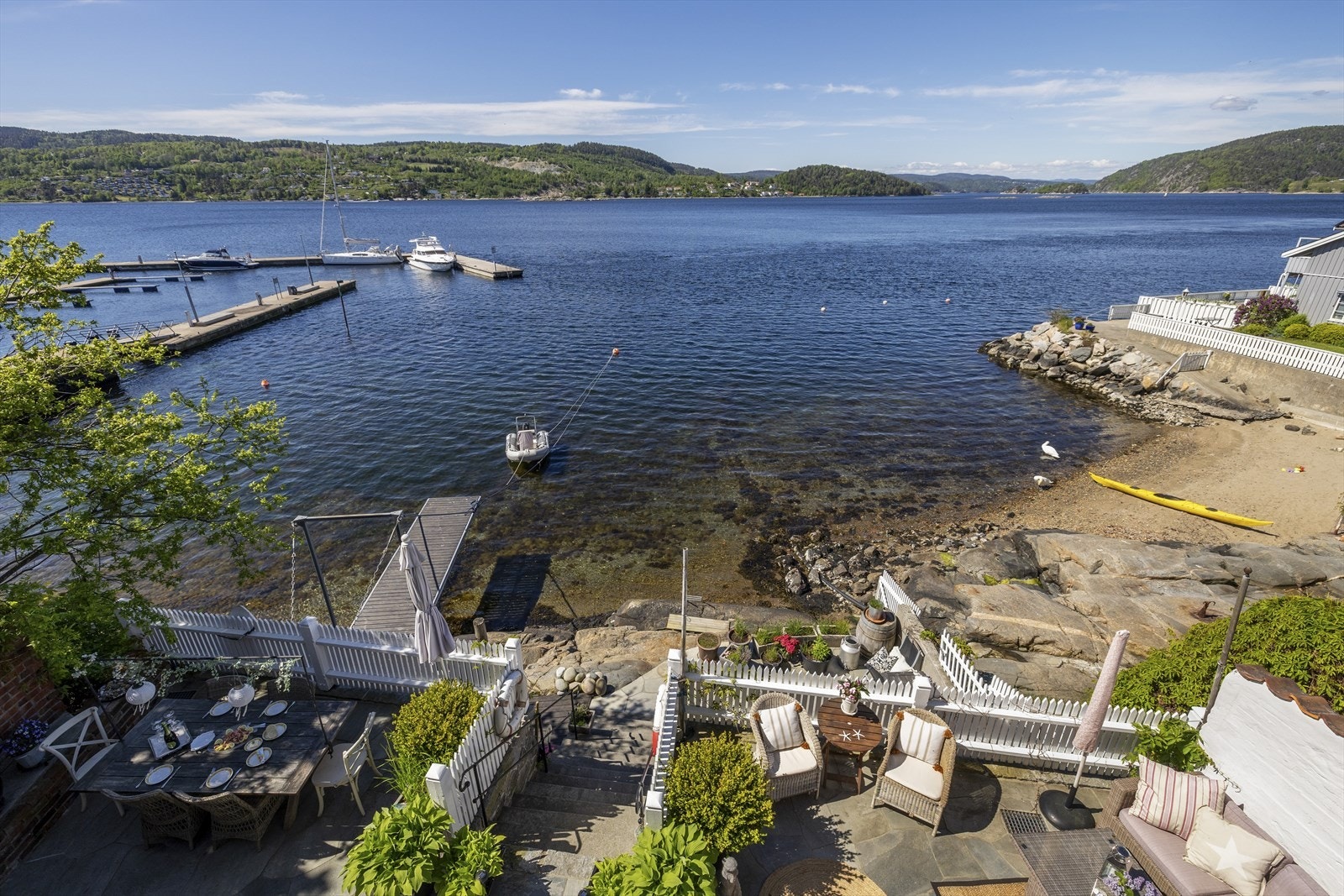Her ligger alt til rette for sommerens aktiviteter med bading, fiske og båtliv. Galleribilde