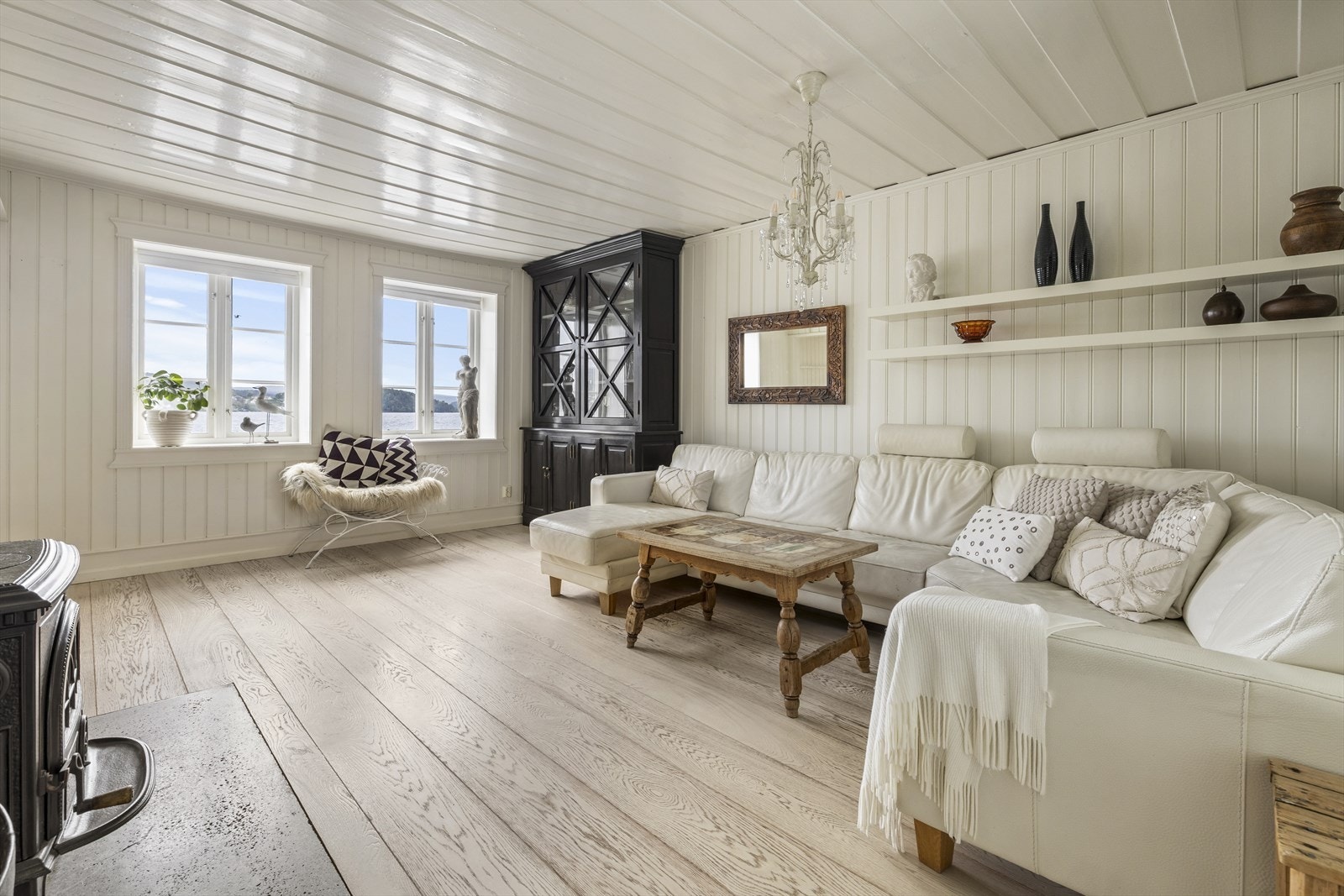 Gulvet i 1. etasje er fra 2009 og har behagelig gulvvarme. Galleribilde