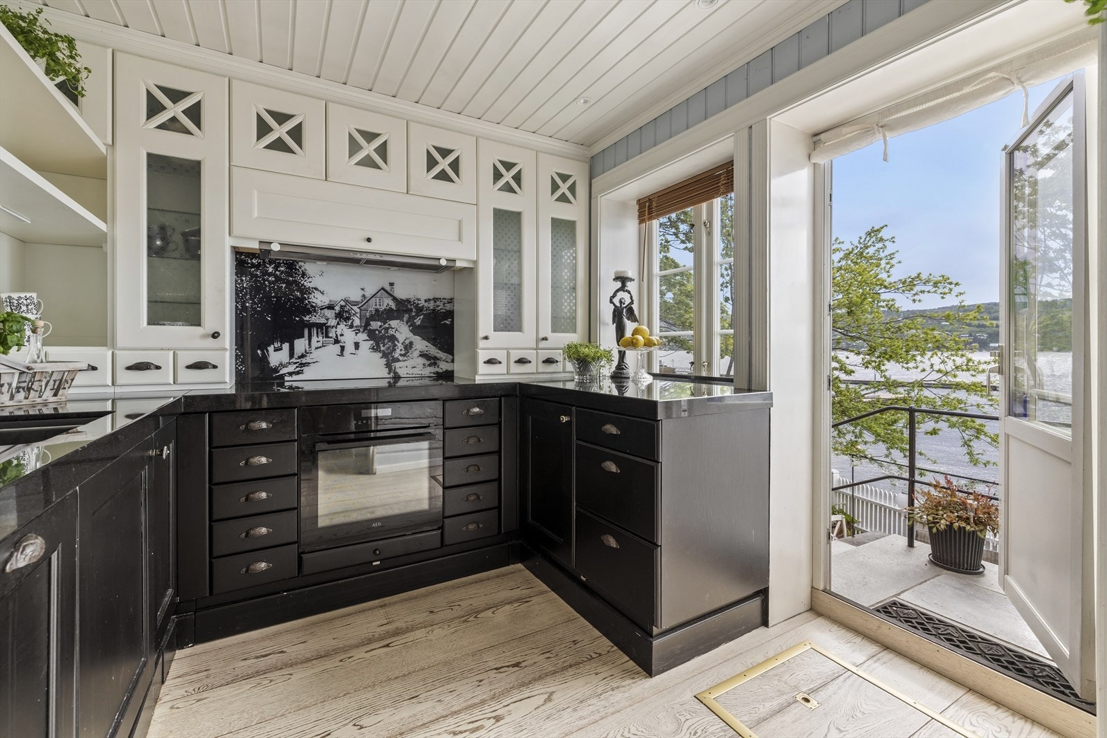 Fra kjøkkenet er det utgang til herlige uteplasser, inkludert en vestvendt skiferlagt terrasse i flere nivåer. Galleribilde