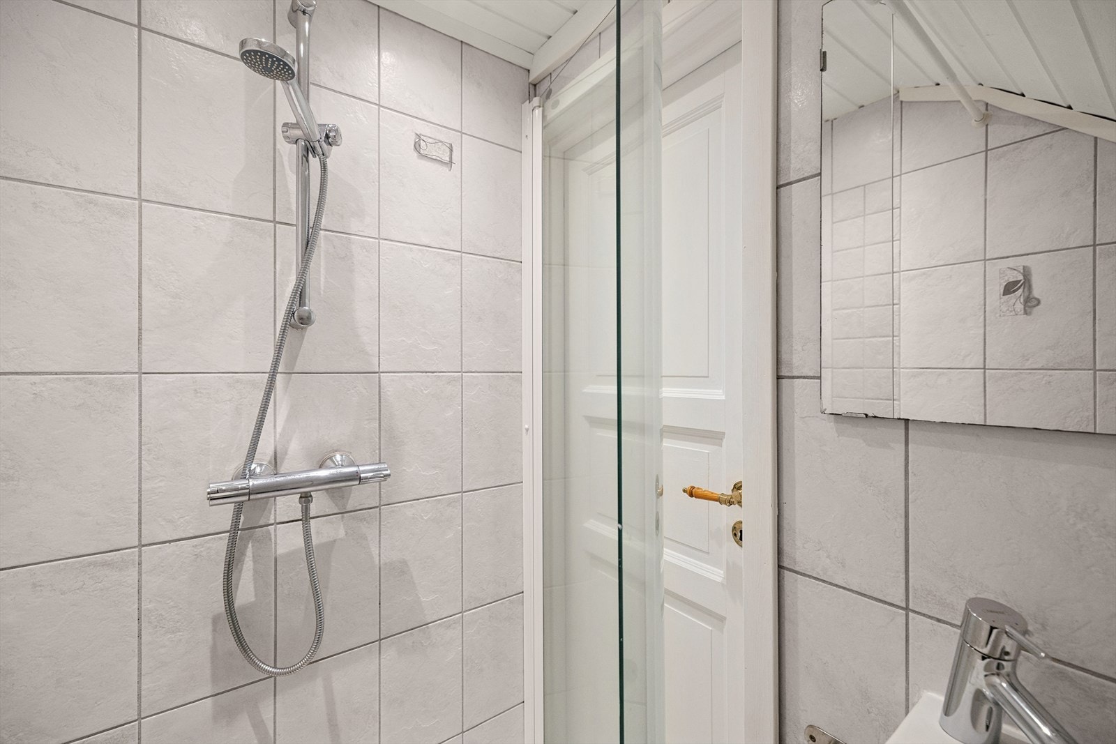 Flislagt baderom med varmekabler i gulvet Galleribilde