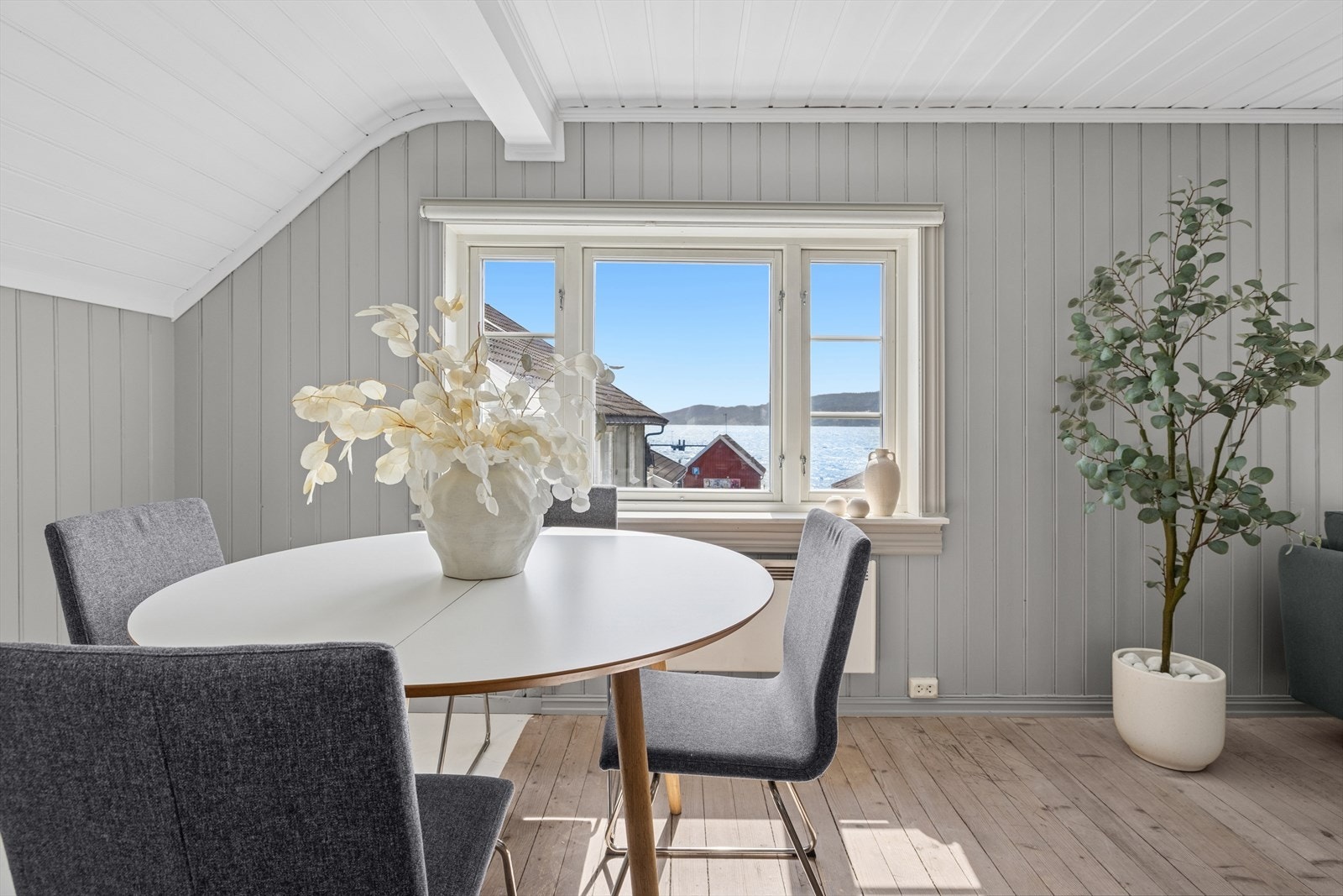 Her kan man beundre den nydelige utsikten mens man nyter et deilig måltid Galleribilde