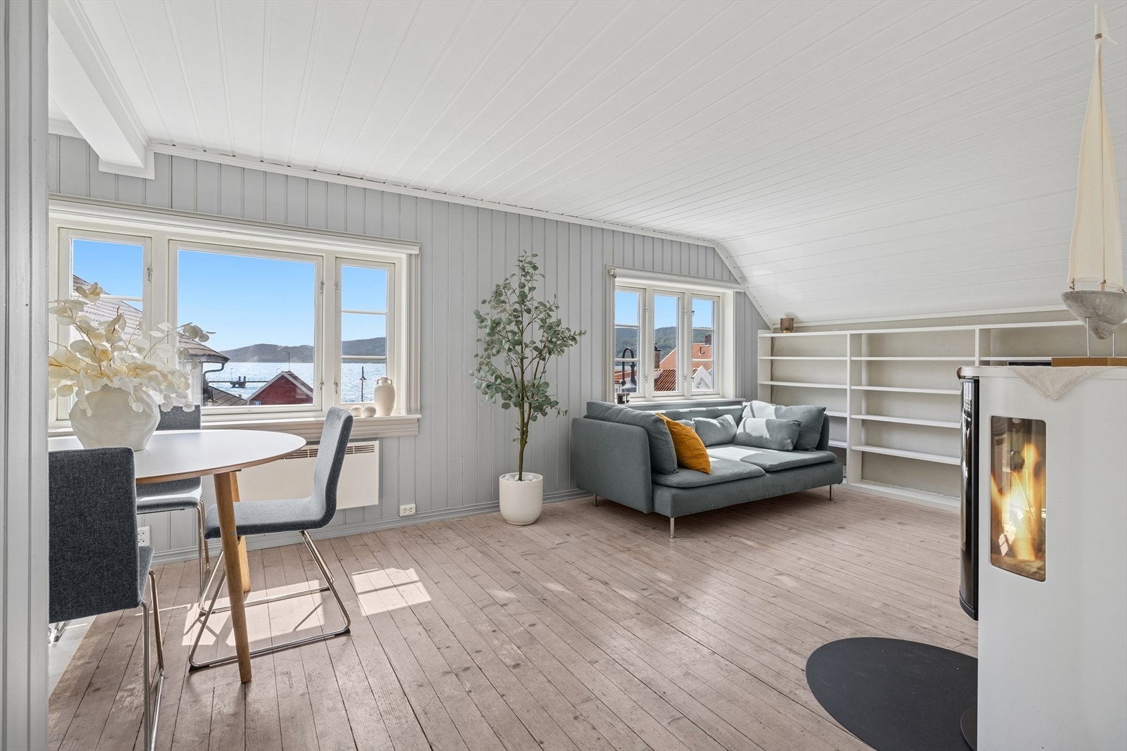 Lys og romslig stue med nydelig fjordutsikt Galleribilde