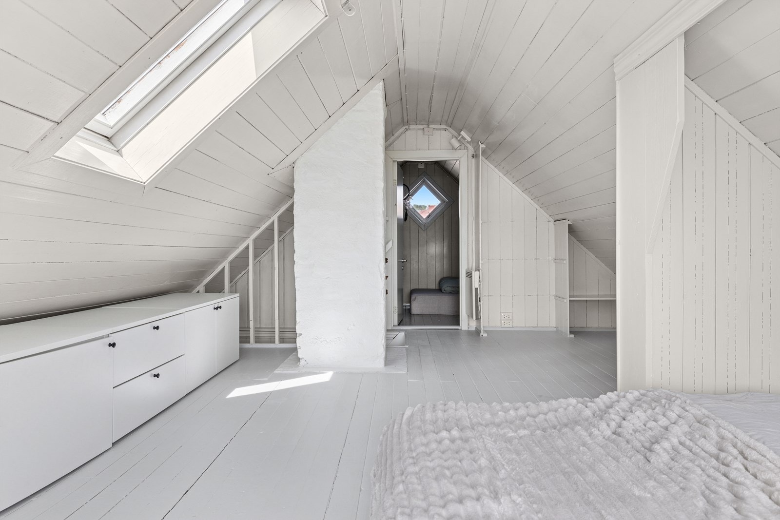 Lagringsloft med lav takhøyde og gulvareal på ca. 23 m² Galleribilde