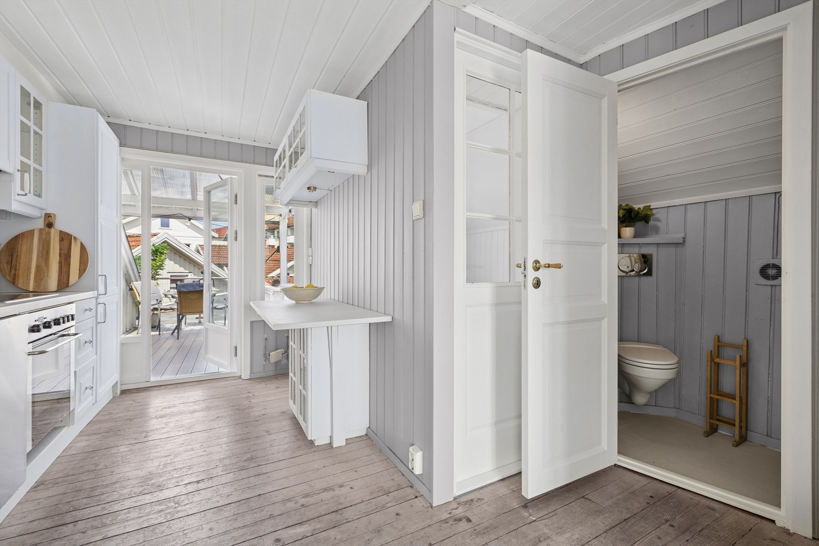 Kjøkken (tidligere gang) og separat toalettrom Galleribilde