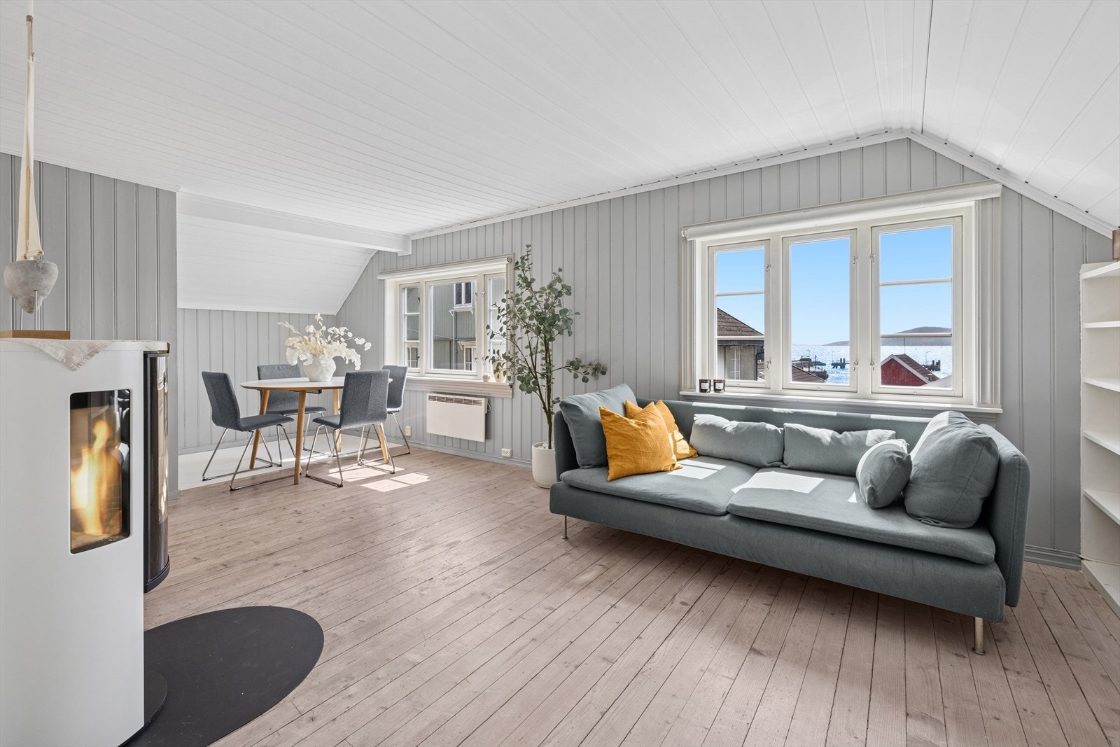 Stuen har god plass til både sofagruppe og spisebord Galleribilde