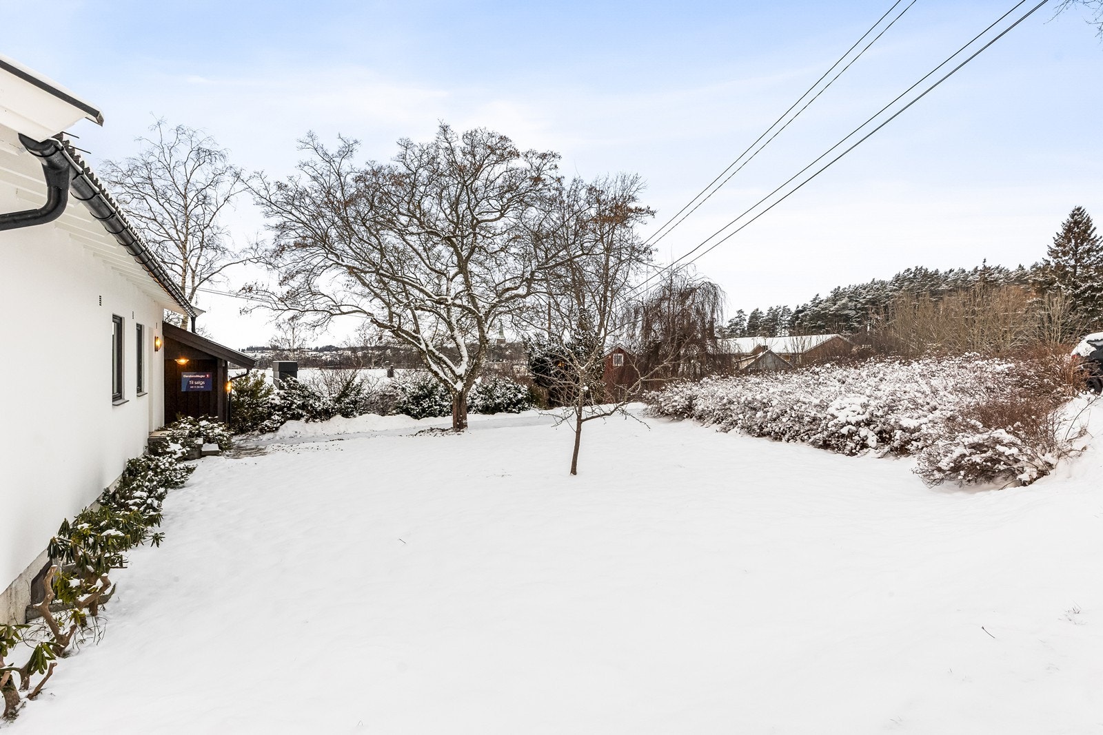 Boligen har en blanding av mur og stående kledning, og det er integrert garasje med plass til en bil. Eiendommen ligger på stor, barnevennlig tomt, på hele 1107.3 m² Galleribilde