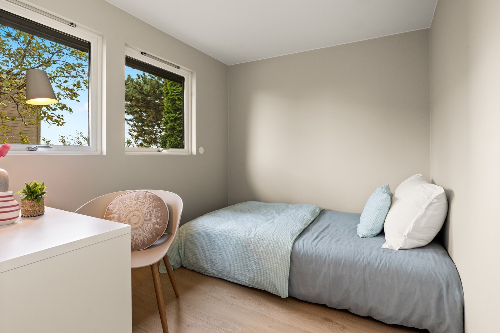 Det er også ett soverom i 1. etasje, med samme utførelse på overflatene, som på øvrige soverom. Her er det også plass til blant annet seng og skrivebord Galleribilde