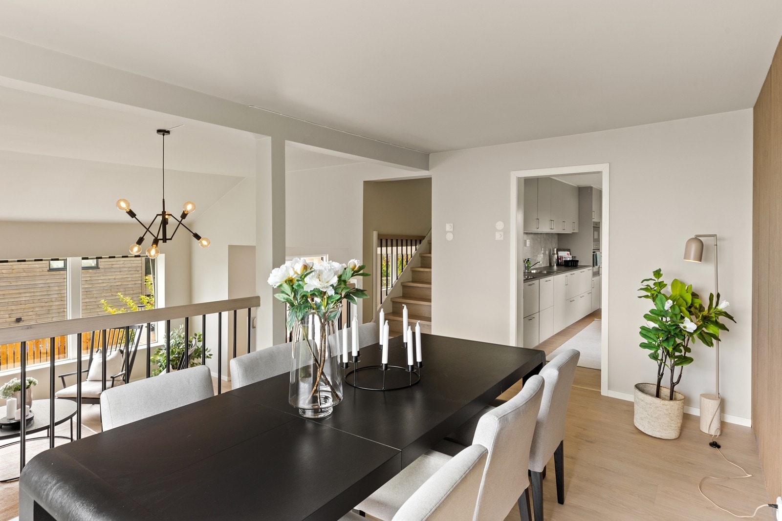 Kjøkkenet ligger på samme nivå, med enkel atkomst til spisestua Galleribilde