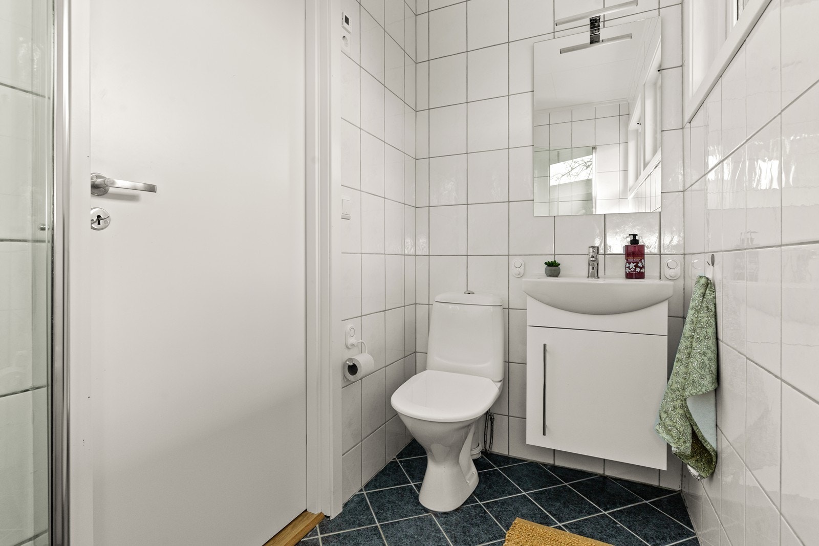 Videre er det innredet med servantskap med nedfelt servant, og speil over servanten. I tillegg er det guvlmontert wc Galleribilde