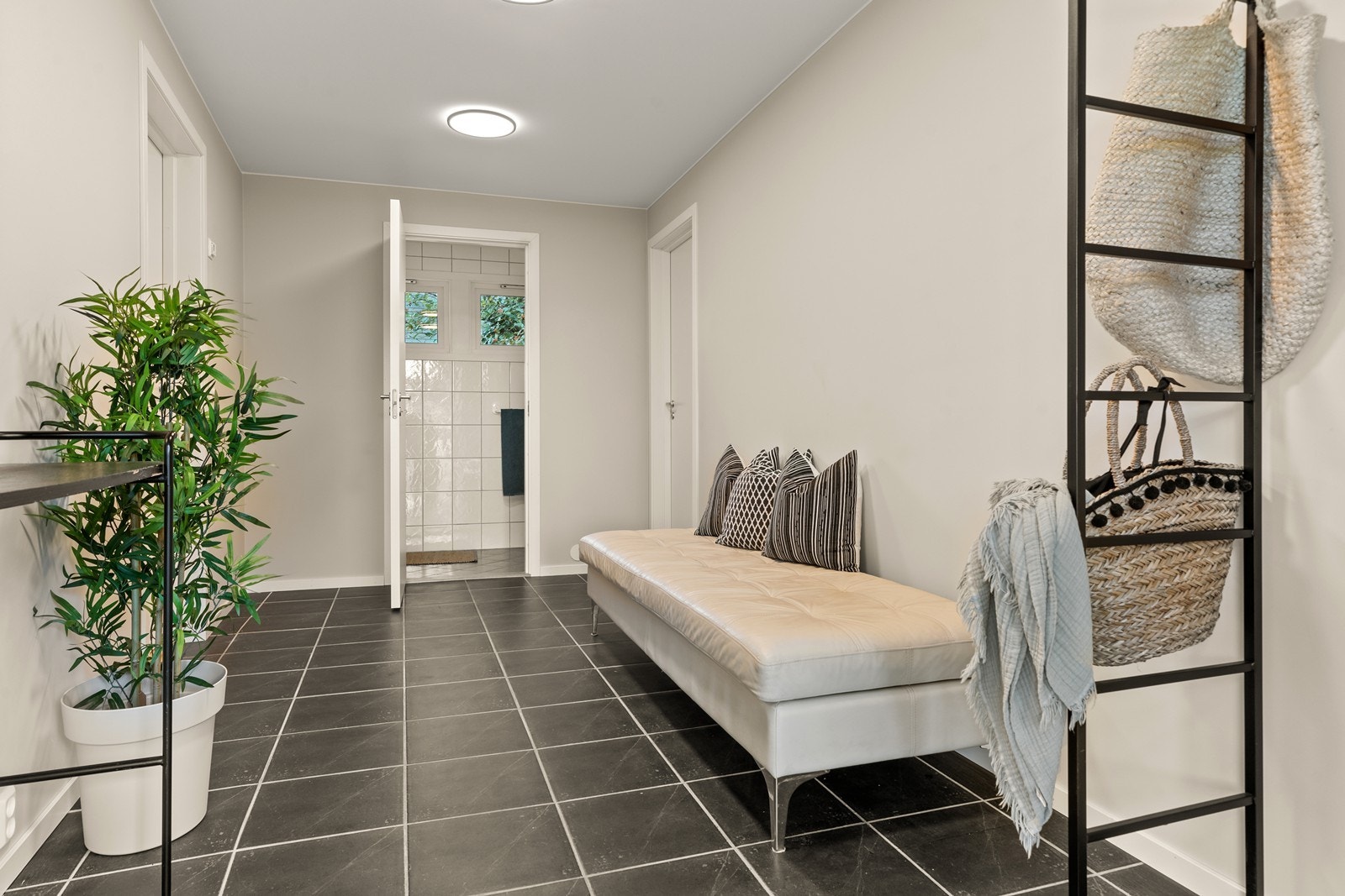 Slette, rene linjer og lyse farger er gjennomgående for boligen Galleribilde