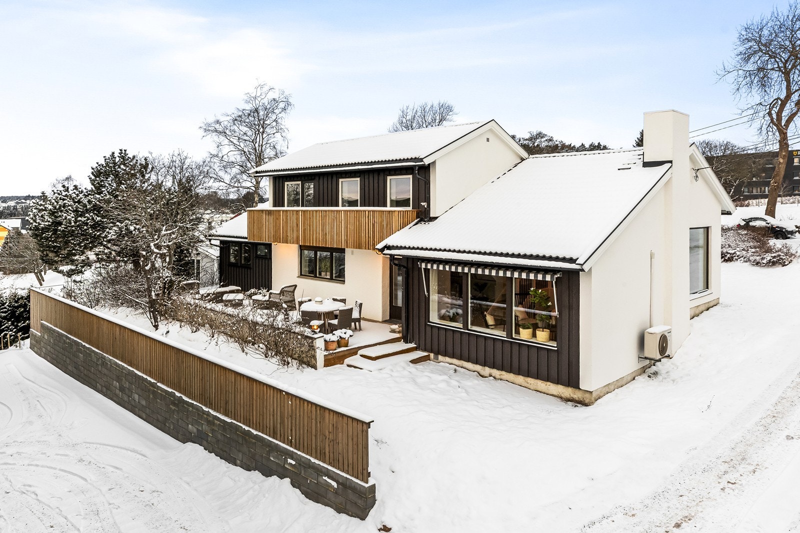 På terrassen er det plass til flere møbelgrupper. Veranda i 2. etasje er også nybygd Galleribilde
