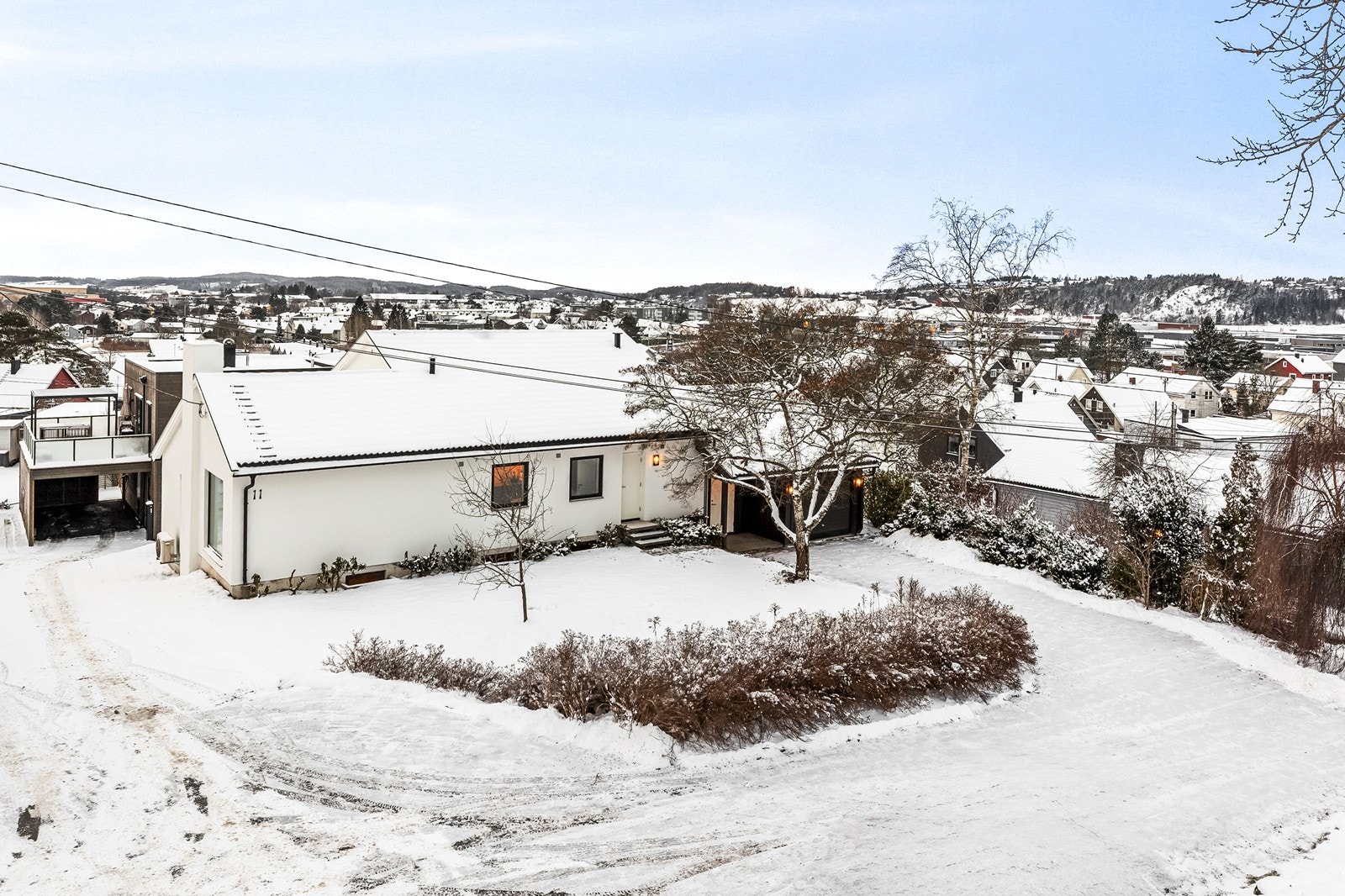 Det er tinglyst veirett over eiendommen for atkomst til to nyoppførte eneboliger i kjede med adresse Prestegårdsveien 13 og 15. Innkjørsel til boligen er asfaltert og det er plass til flere biler Galleribilde