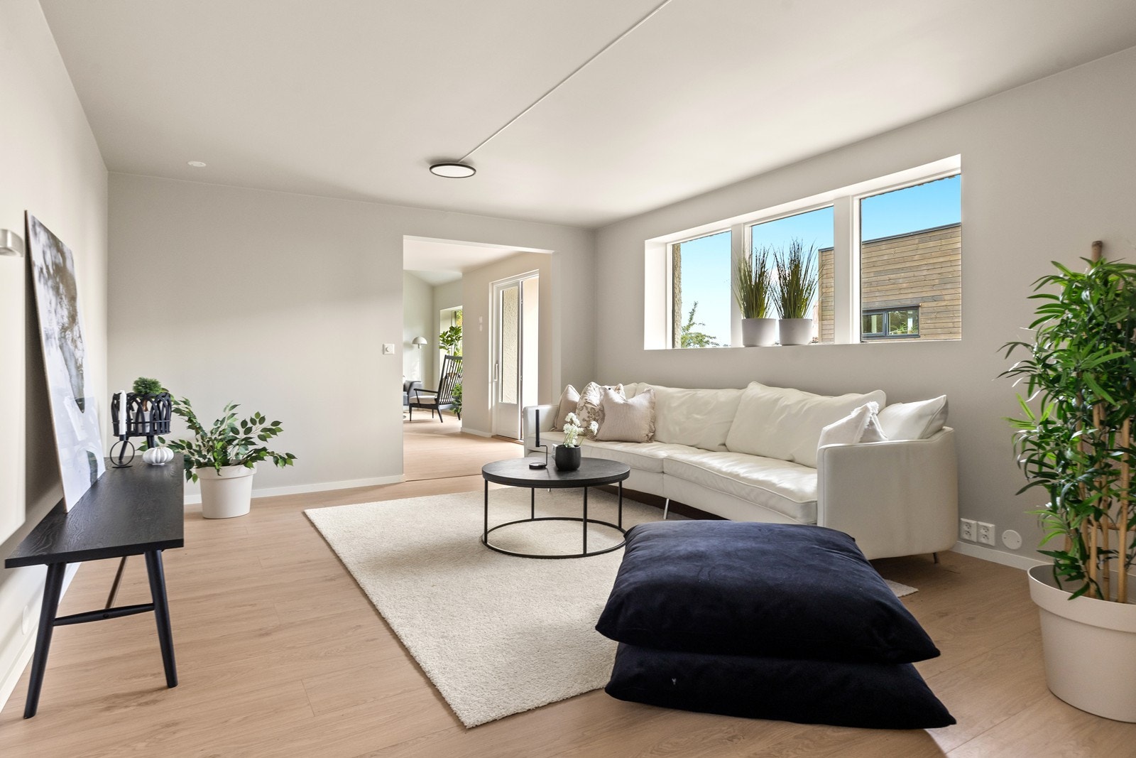 Rommet passer godt som f. eks TV-stue. Flere vindusflater slipper inn naturlig dagslys Galleribilde