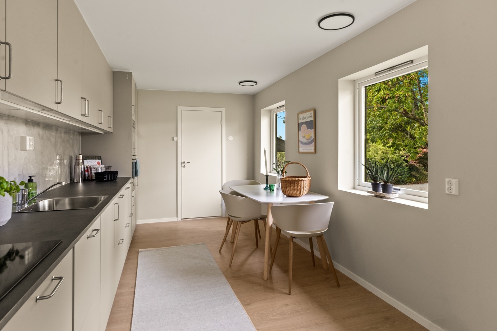 Kjøkkenet ligger separat og lyse, slette overflater som andre rom for øvrig. To vinduer gir godt, naturlig dagslys også til kjøkkenet Galleribilde