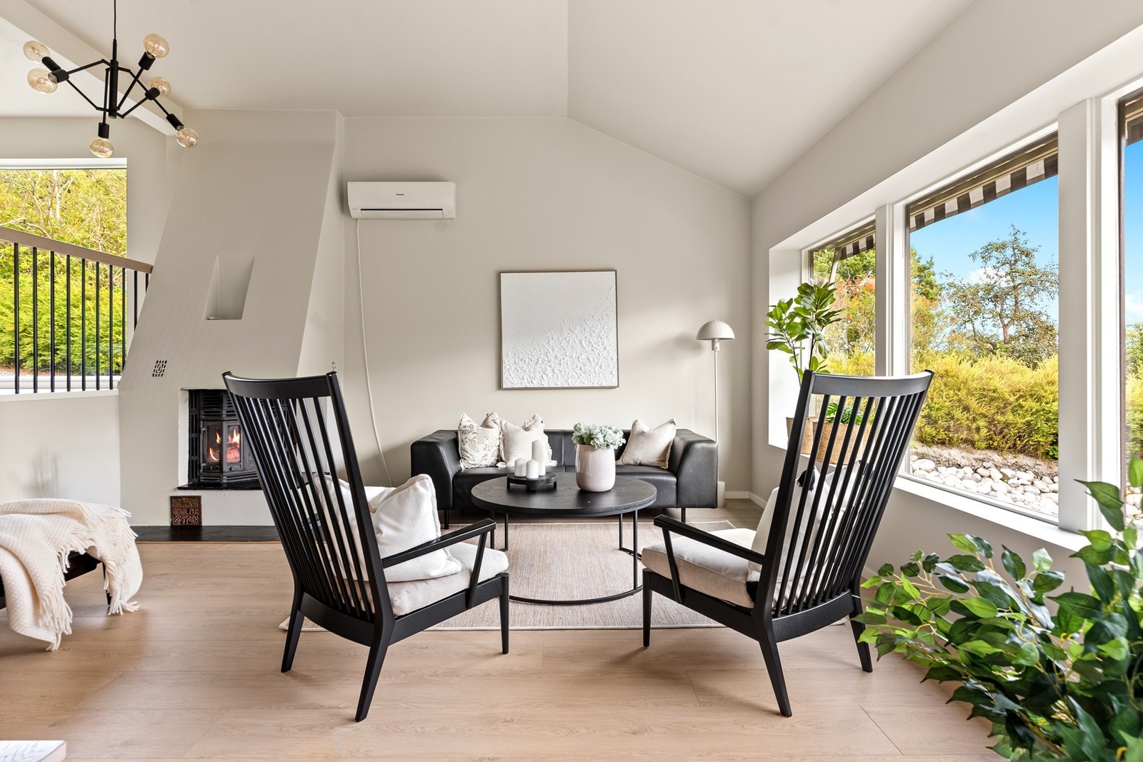 Også her er det plass til en salong med tilhørende bord og småmøbler Galleribilde