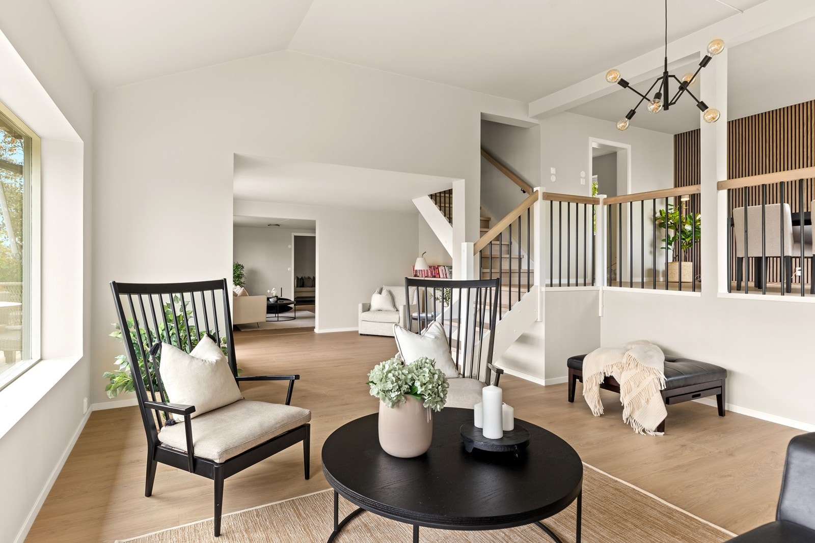 Moderne trapp med rekkverk av stål og eik Galleribilde