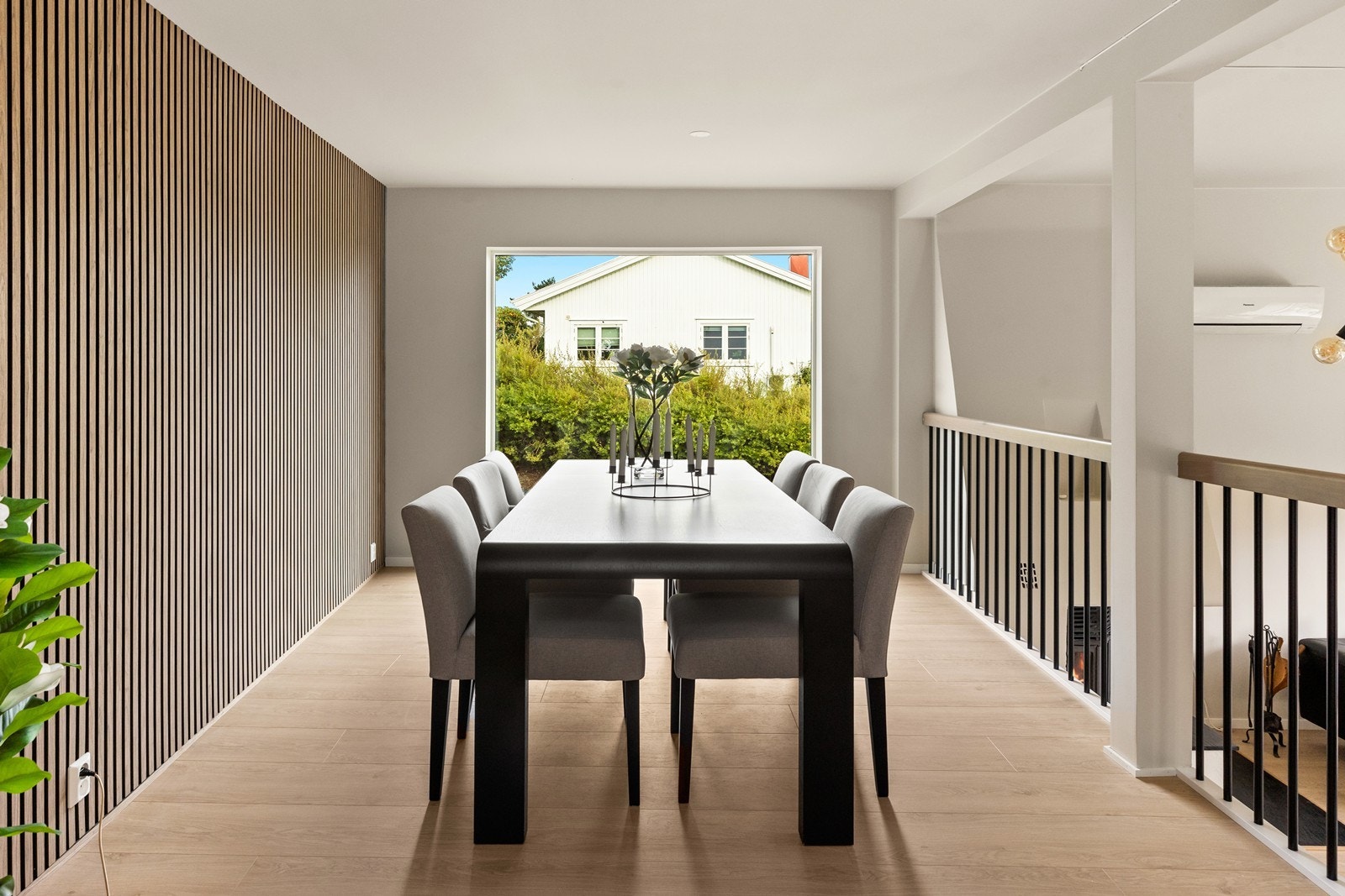 Den lekre spileveggen står i fin kontrast til de øvrige lyse overflatene, og matcher materialet på gelender Galleribilde