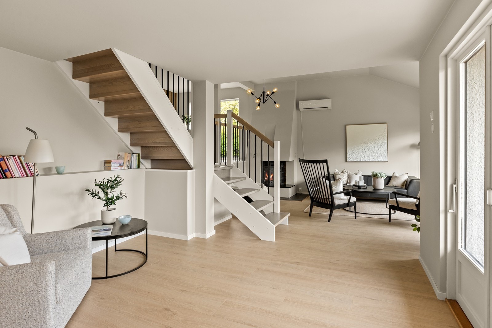 Videre er det en romslig dagligstue med flere møbleringssoner. Her er det også utgang til en nyoppført terrasse på terrengnivå Galleribilde