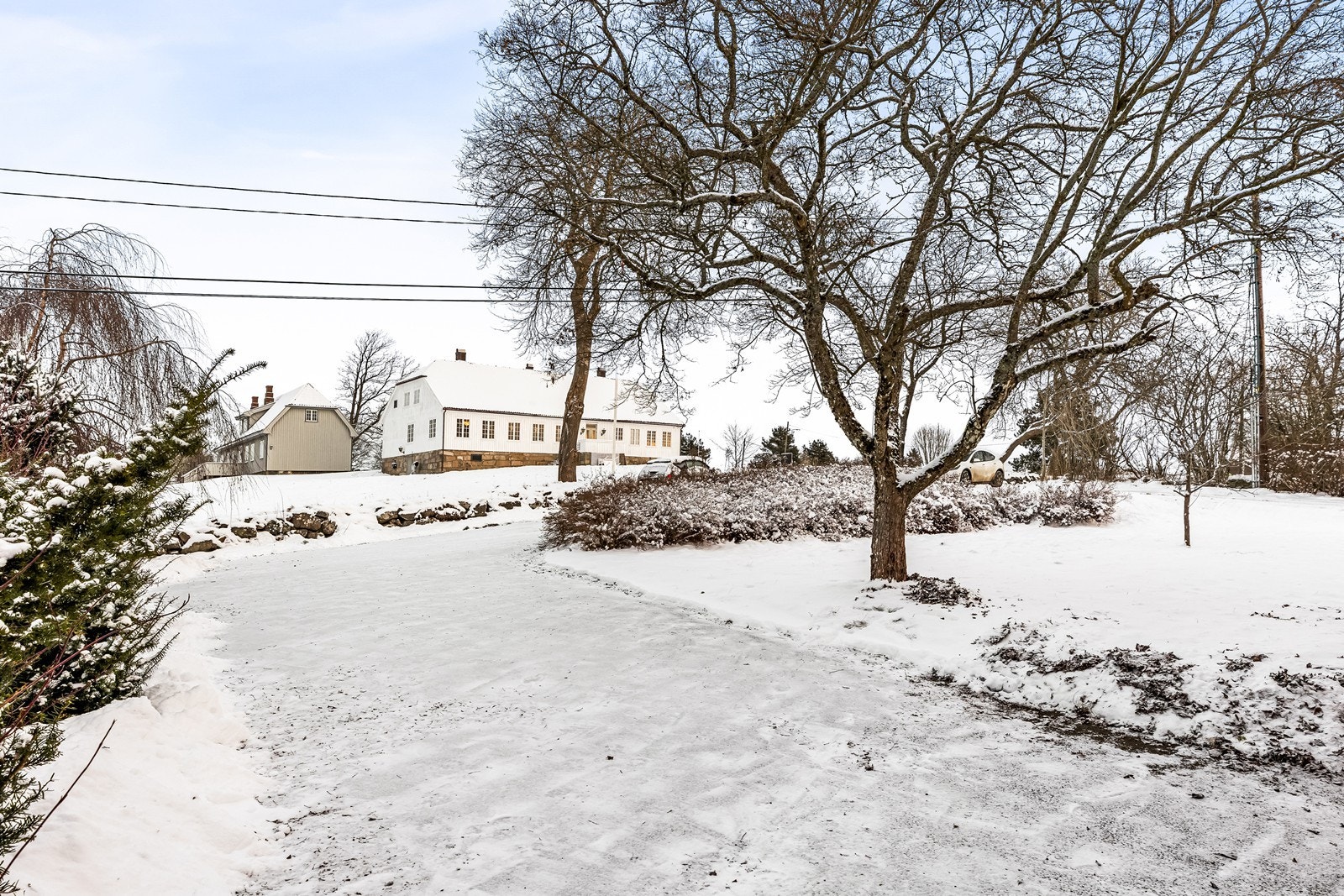 Eiendommen ligger i et attraktivt og sentralt område på Lande, med kort avstand til div. butikker, serveringssteder m.m ved Lande Senter, i tillegg er det kort vei til Tunejordet med flere handlesentra Galleribilde