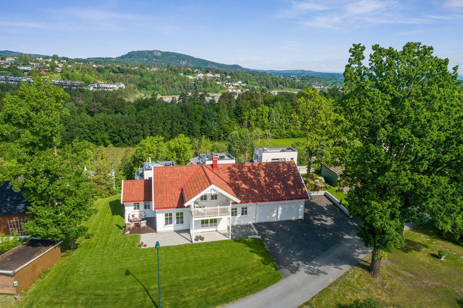 En praktfull eiendom beliggende på høyden. Galleribilde