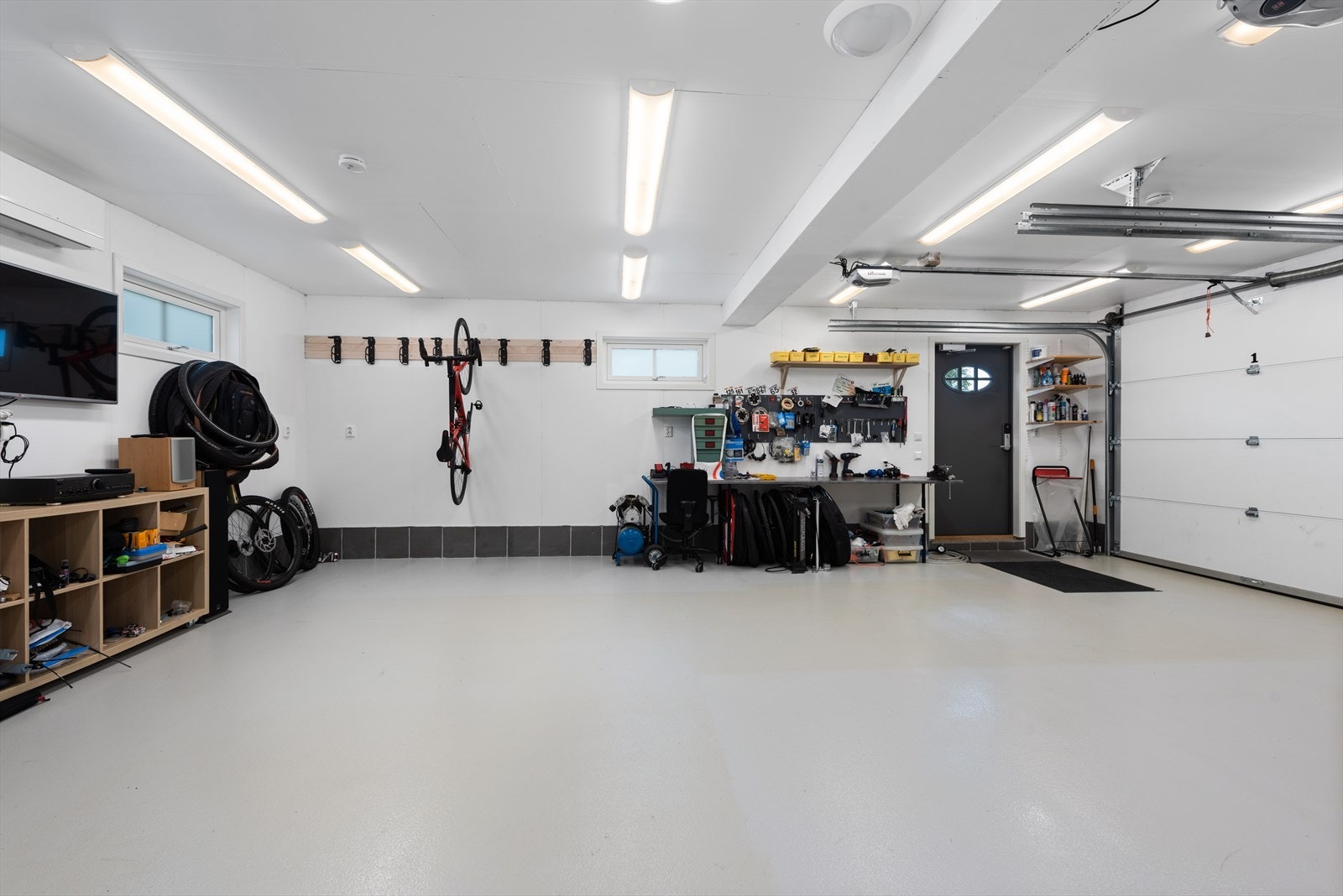 Dobbel garasje med direkte tilkomst til huset. Her går du tørrskodd fra bilen! Galleribilde