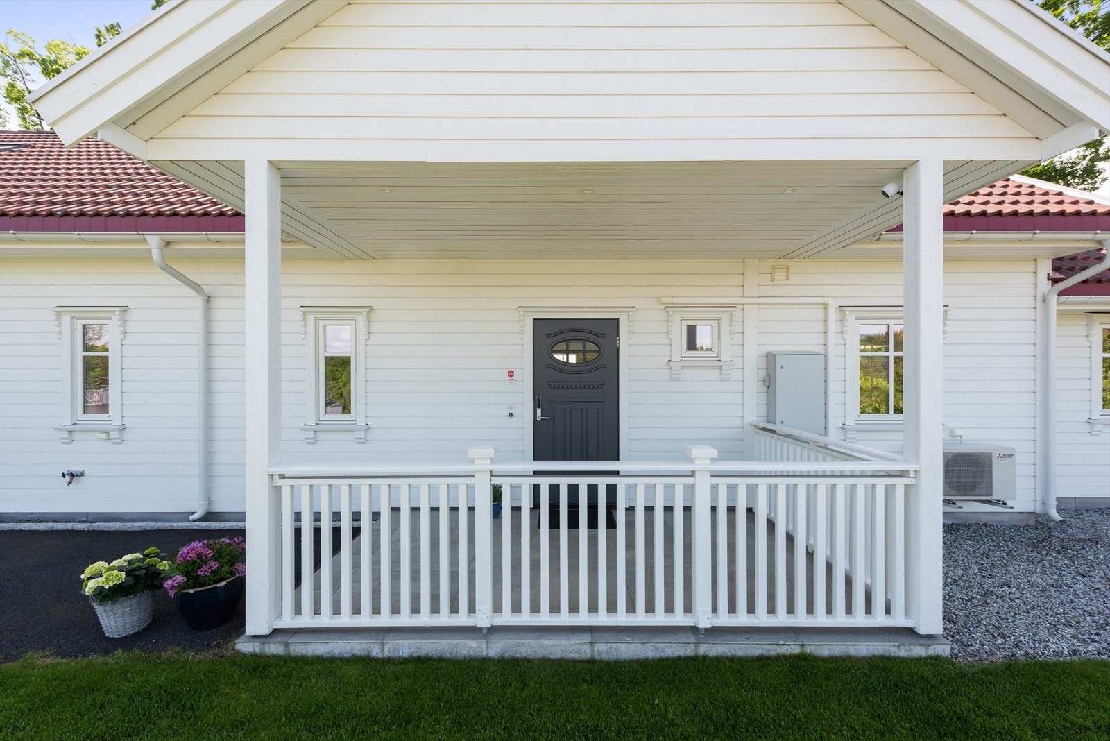 Hyggelig overbygget inngangsparti. Galleribilde