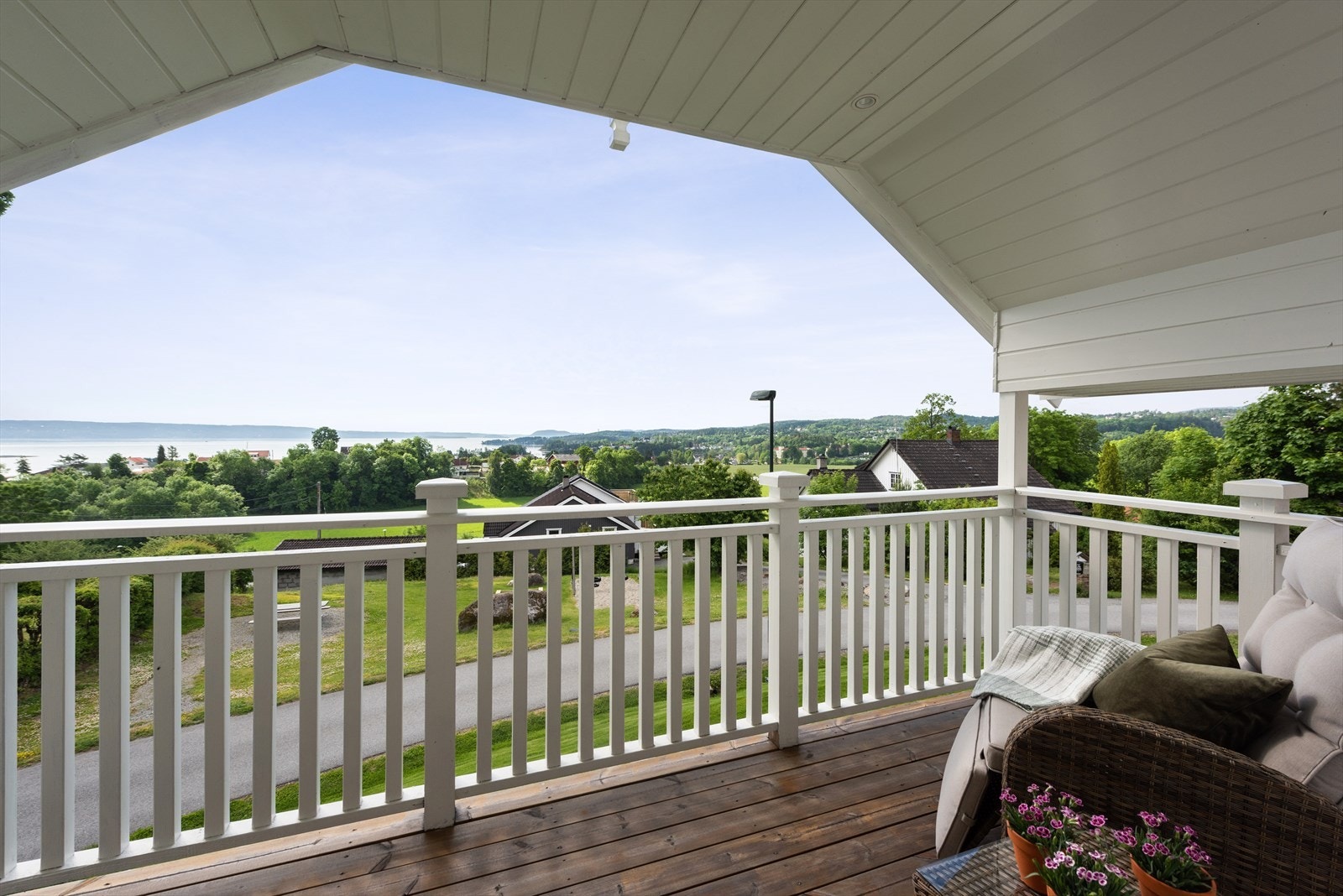 Hyggelig overbygget terrasse i andre etasje. Galleribilde