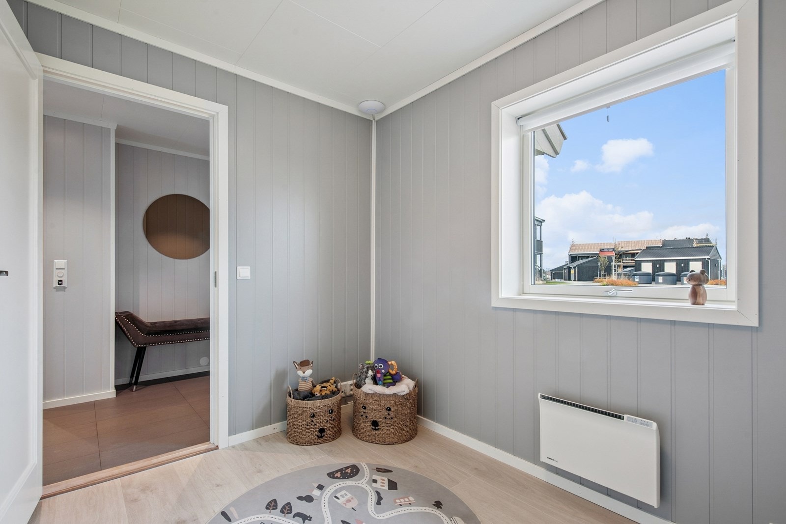 Det andre soverommet i etasjen egner seg godt som barnerom, gjesterom eller kontor. Galleribilde