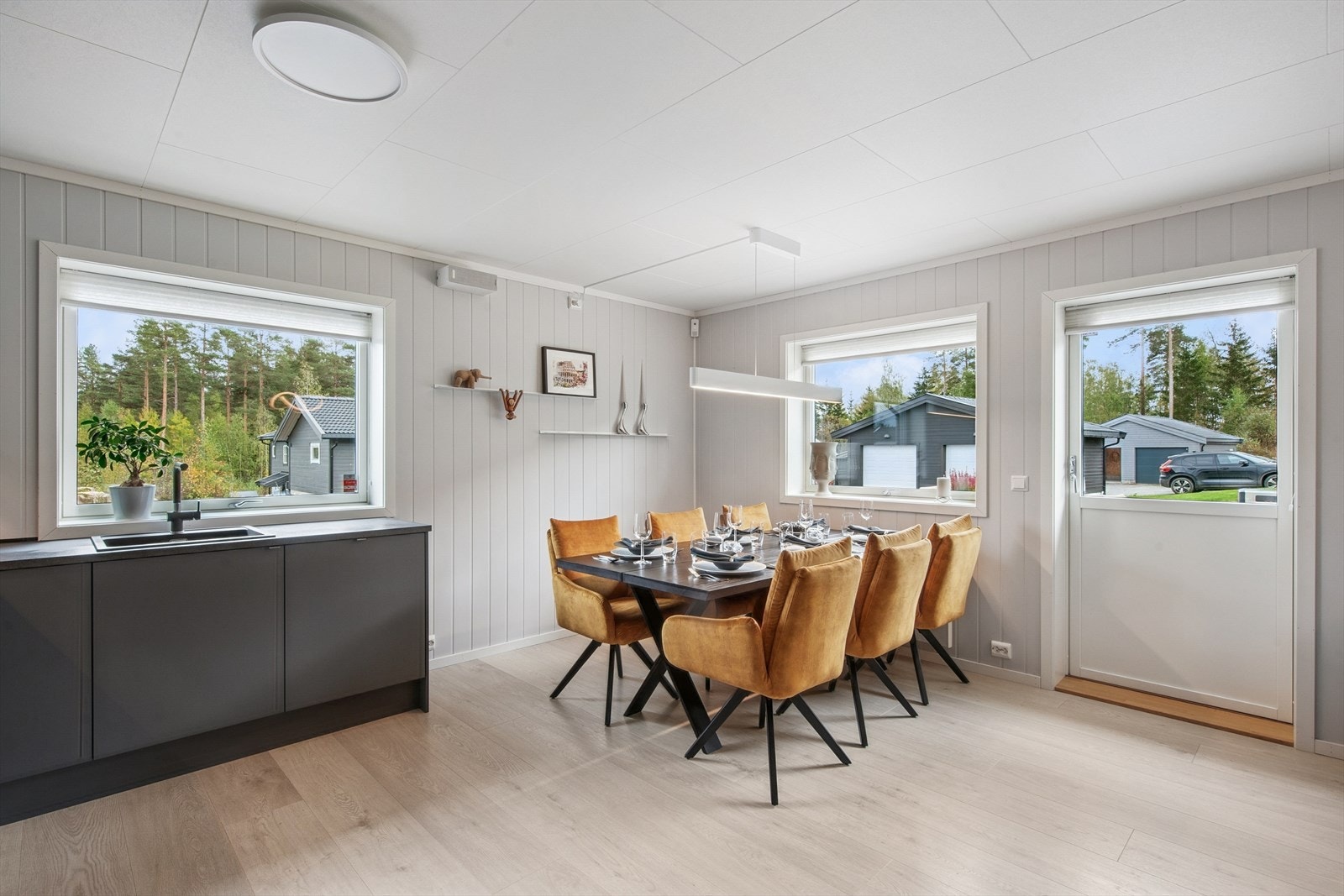 Fra spisestuen er det direkte utgang til den store, sydvendte og solrike terrassen! Galleribilde