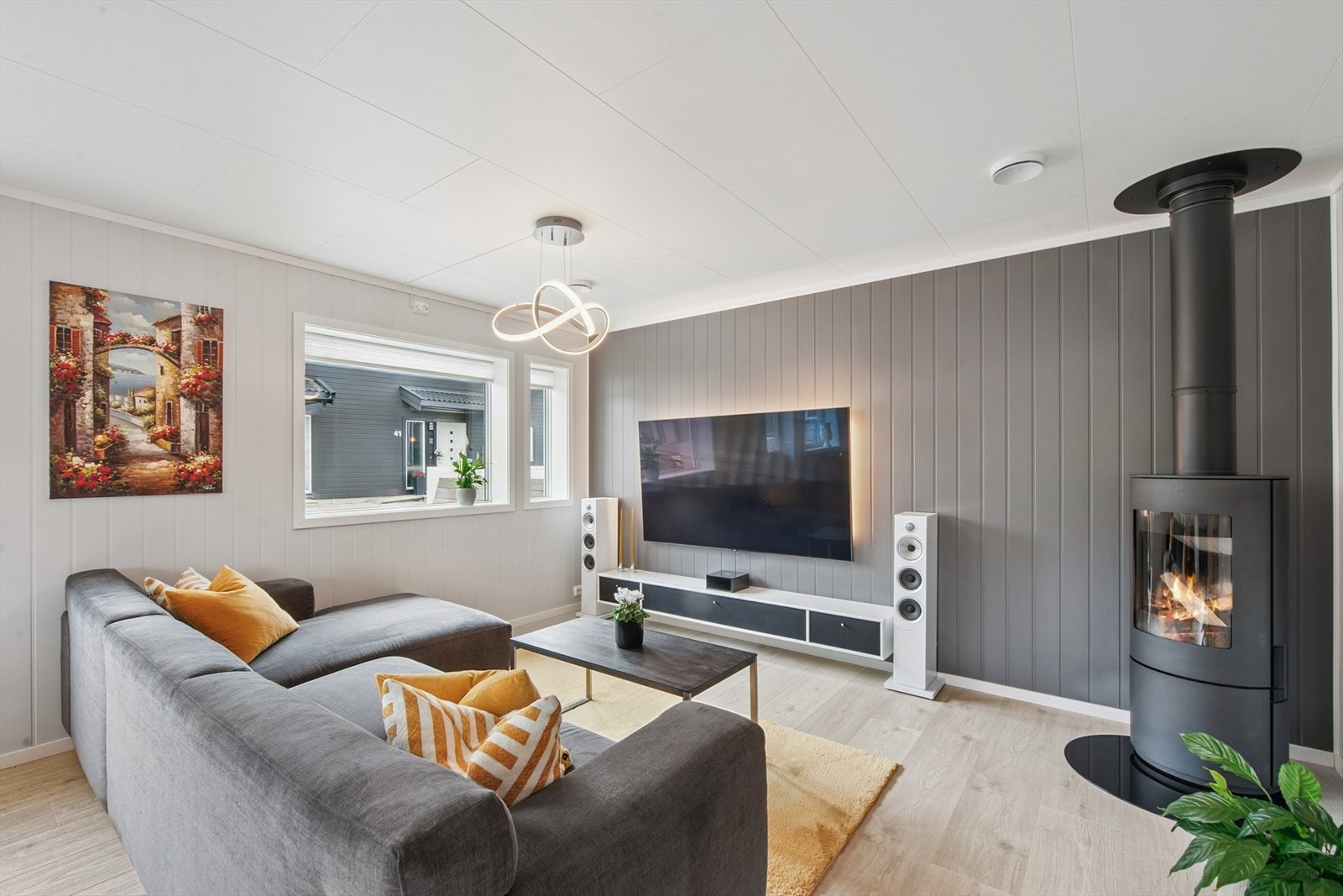 Peisovnen i stuen gir både hygge og en effektiv, alternativ oppvarmingskilde. Galleribilde