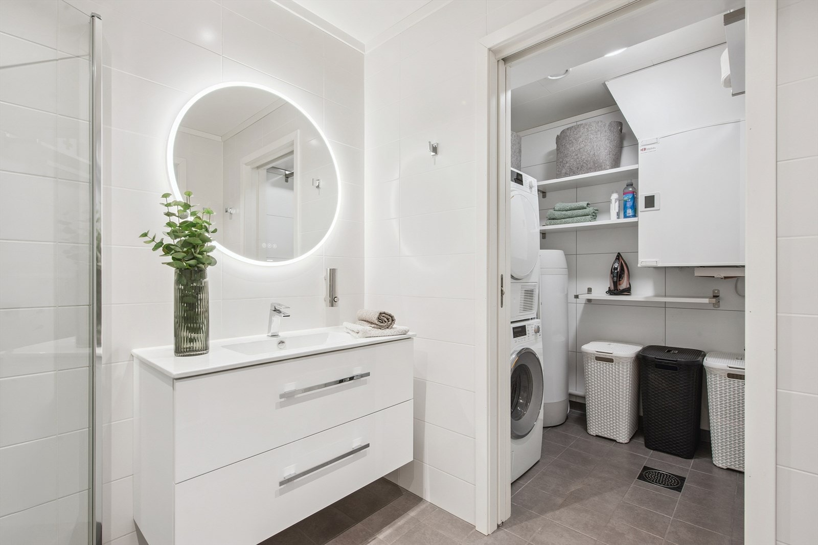 Vaskerommet har flislagt gulv med gulvvarme, opplegg for vaskemaskin og balansert ventilasjon. Galleribilde