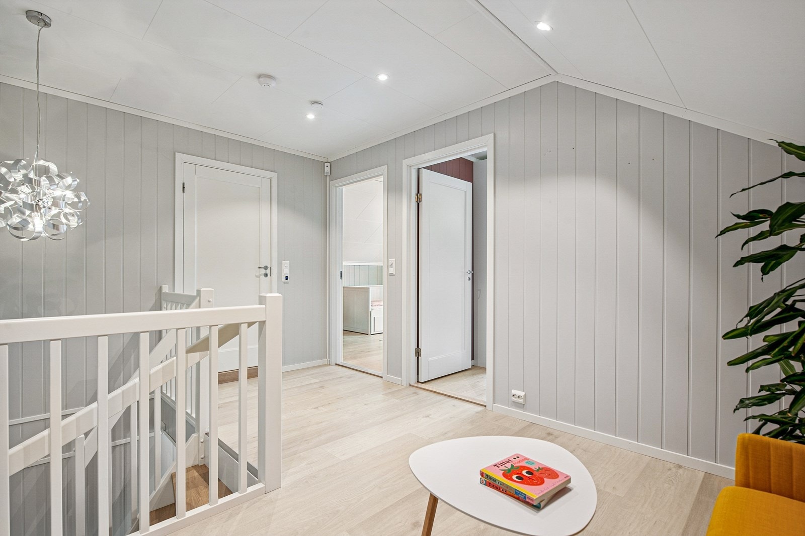 Loftstuen fungerer som et bindeledd mellom 2.etasjes to soverom og bad. Galleribilde