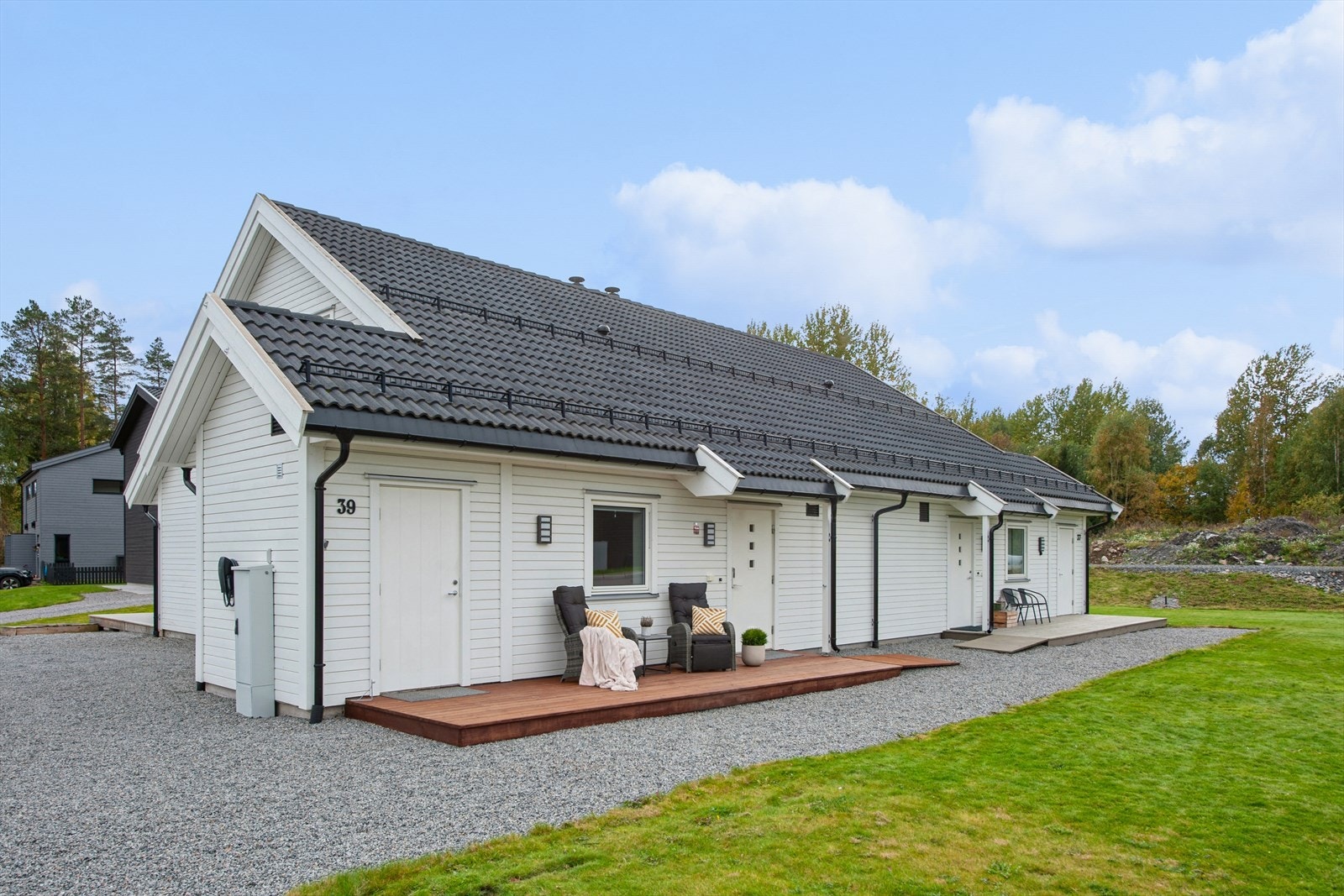 Fin platting ved inngangsparti hvor du kan nyte den første morgensolen, og den siste kveldssolen! Galleribilde