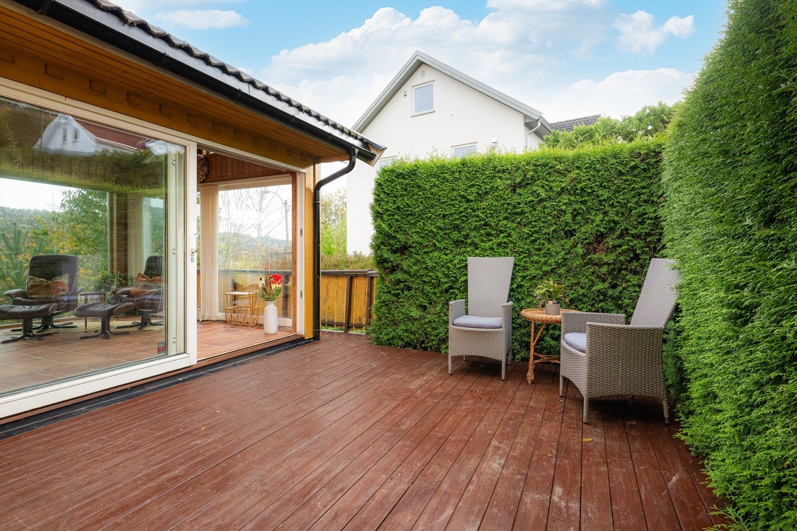 Terrassen ligger usjenert til, med adkomst både fra stue og vinterhage via skyvedører. Her er det god plass til utemøblement. Galleribilde