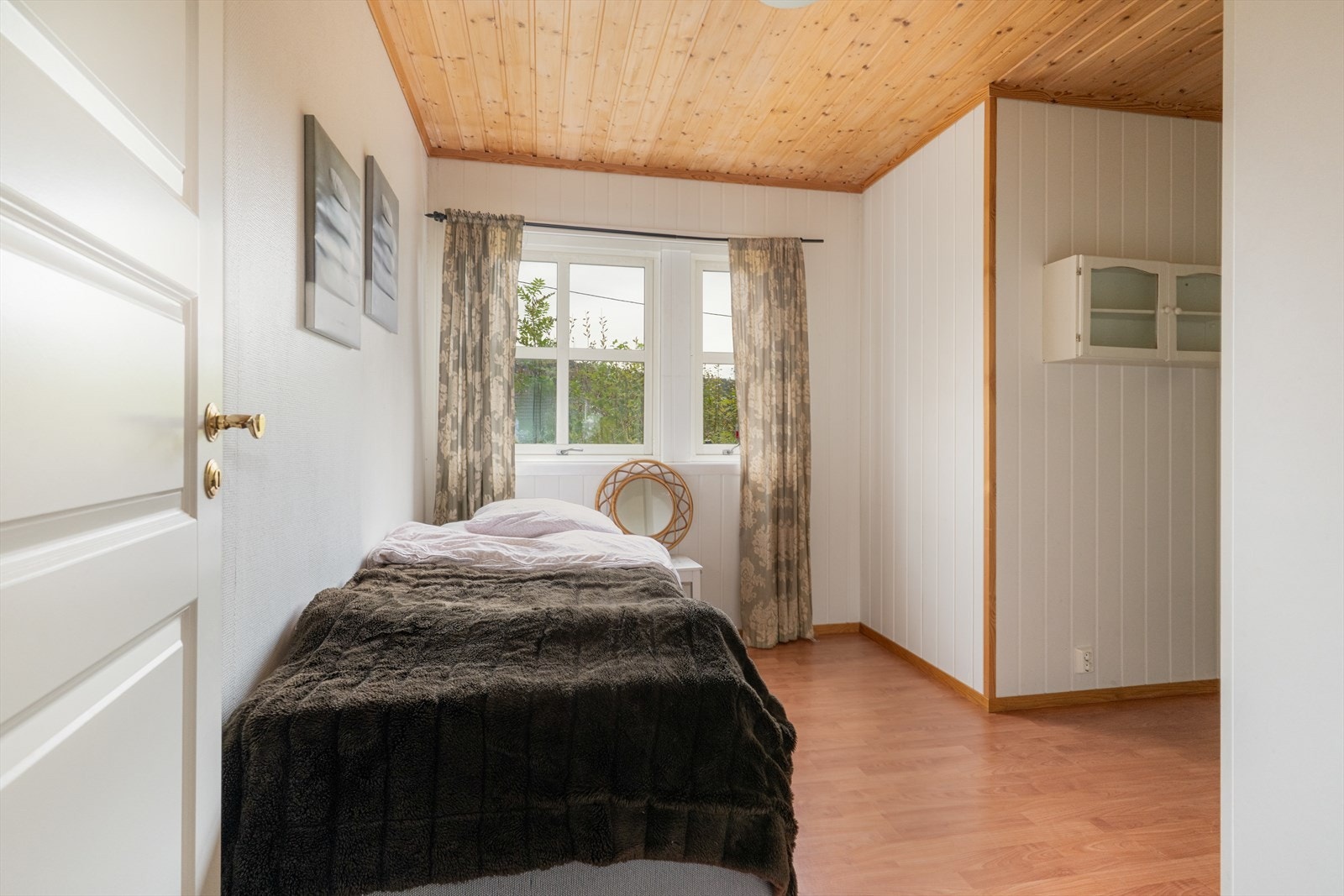 De to øvrige soverommene ligger i sokkeletasjen og er romslige, med gulvvarme og fin plass til soveromsmøblement. Galleribilde