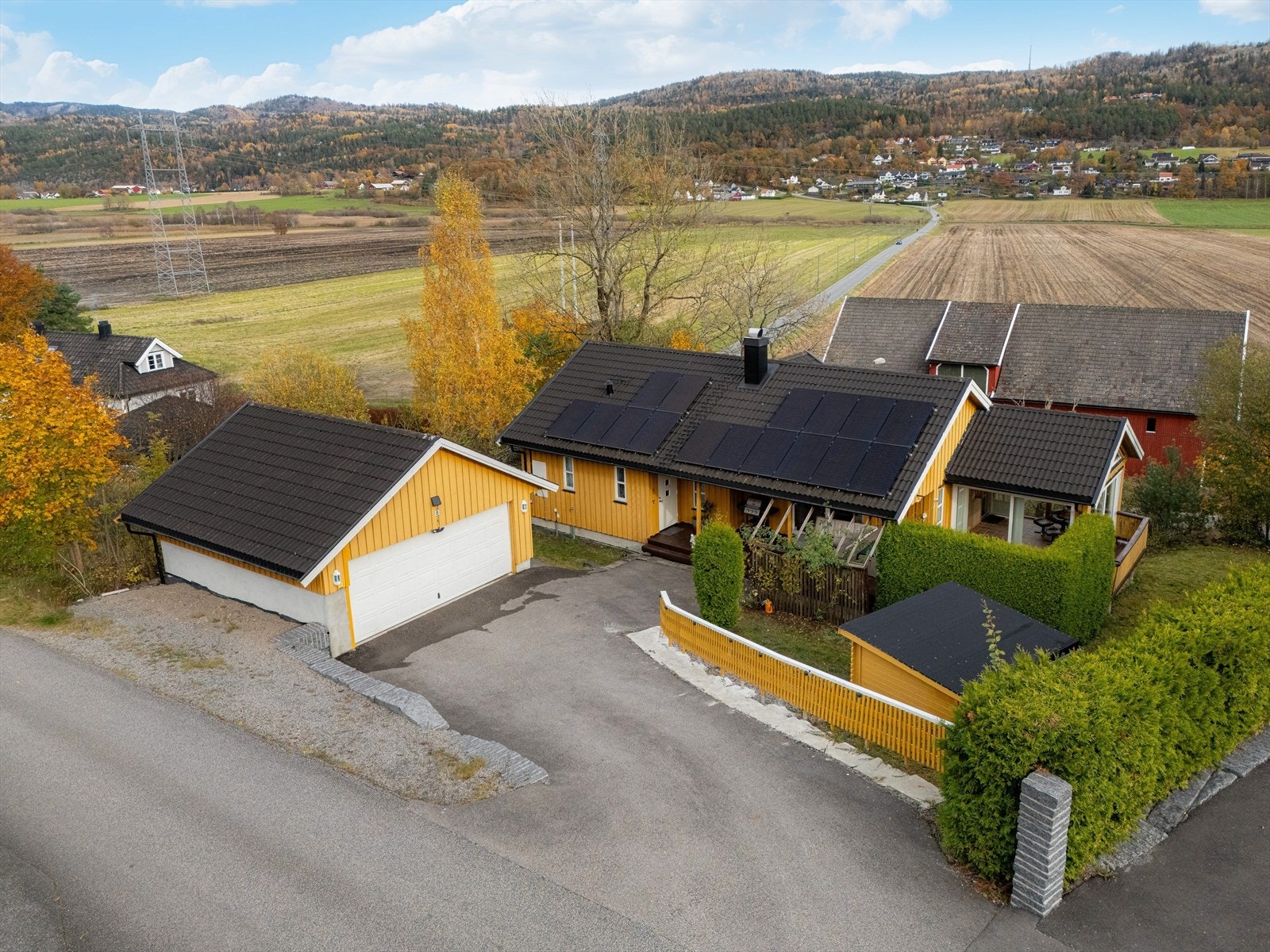 Boligen ligger fint til i et barnevennlig og sentrumsnært boligområde på Frogner, med noe utsikt til det flotte kulturlandskapet i Gjerpensdalen! Galleribilde