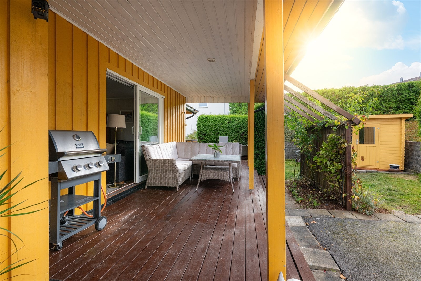 Terrassen er overbygget ut fra stuen og ligger usjenert til, med god plass til utemøblement. Det er spaltegulv og rekkverk av tre. Galleribilde