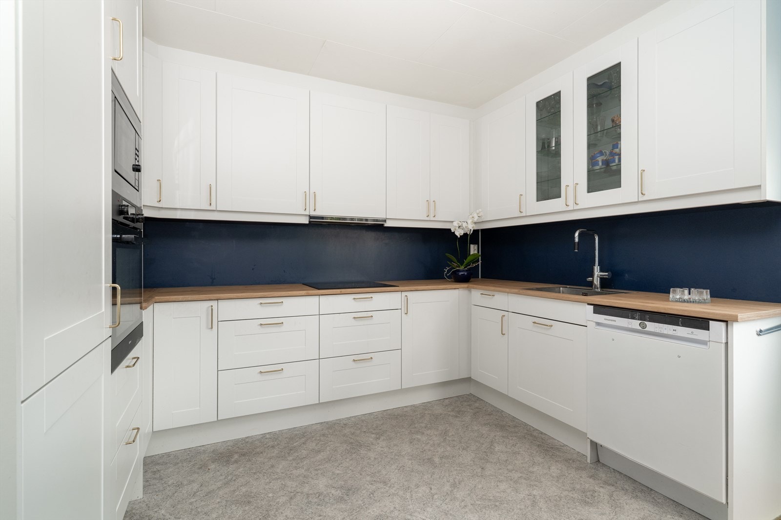 Innredningen har profilerte fonter med håndtak, samt integrert kjøleskap, stekeovn og mikro. Opplegg for oppvaskmaskin. Galleribilde